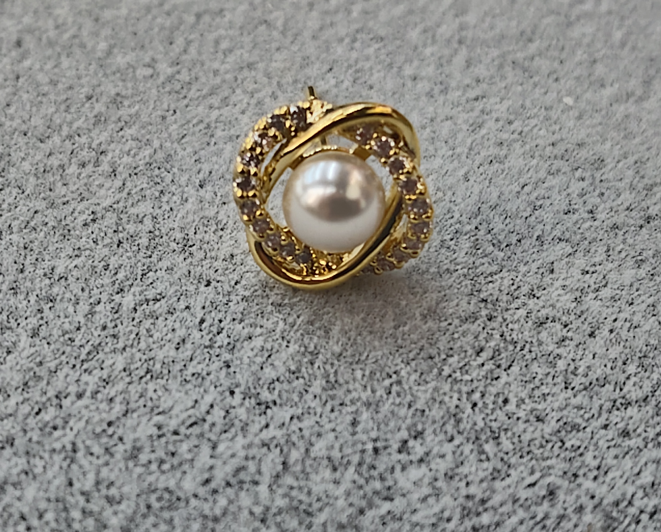 Waka Mi's new pearl high-end fashion, stylish, versatile, exquisite and small earrings and stud earrings in 2025 details Picture