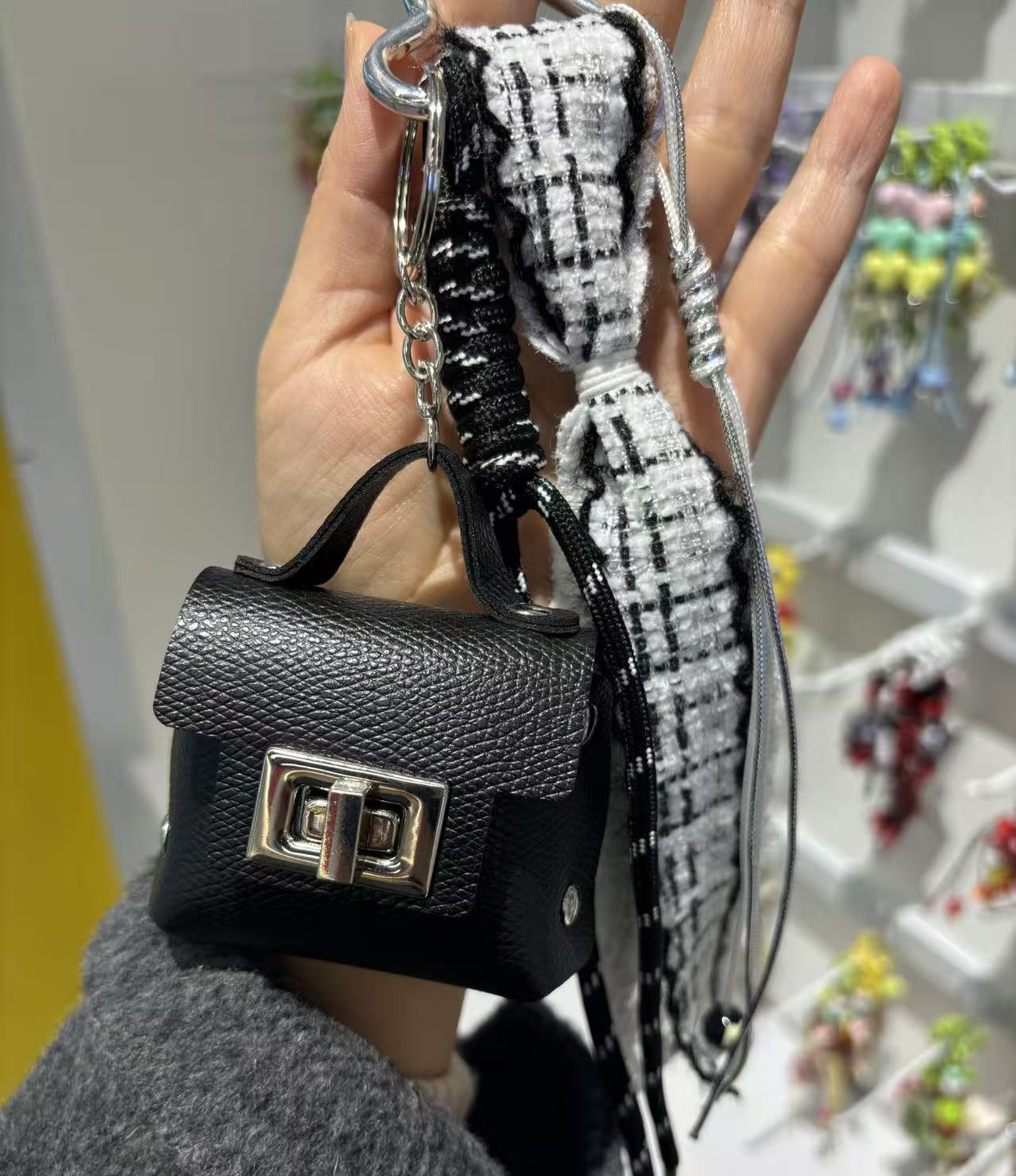 MIU系复古个性黑色mini小包包挂配饰钥匙扣小香风蕾丝织带手工编织配件女包挂饰品详情3