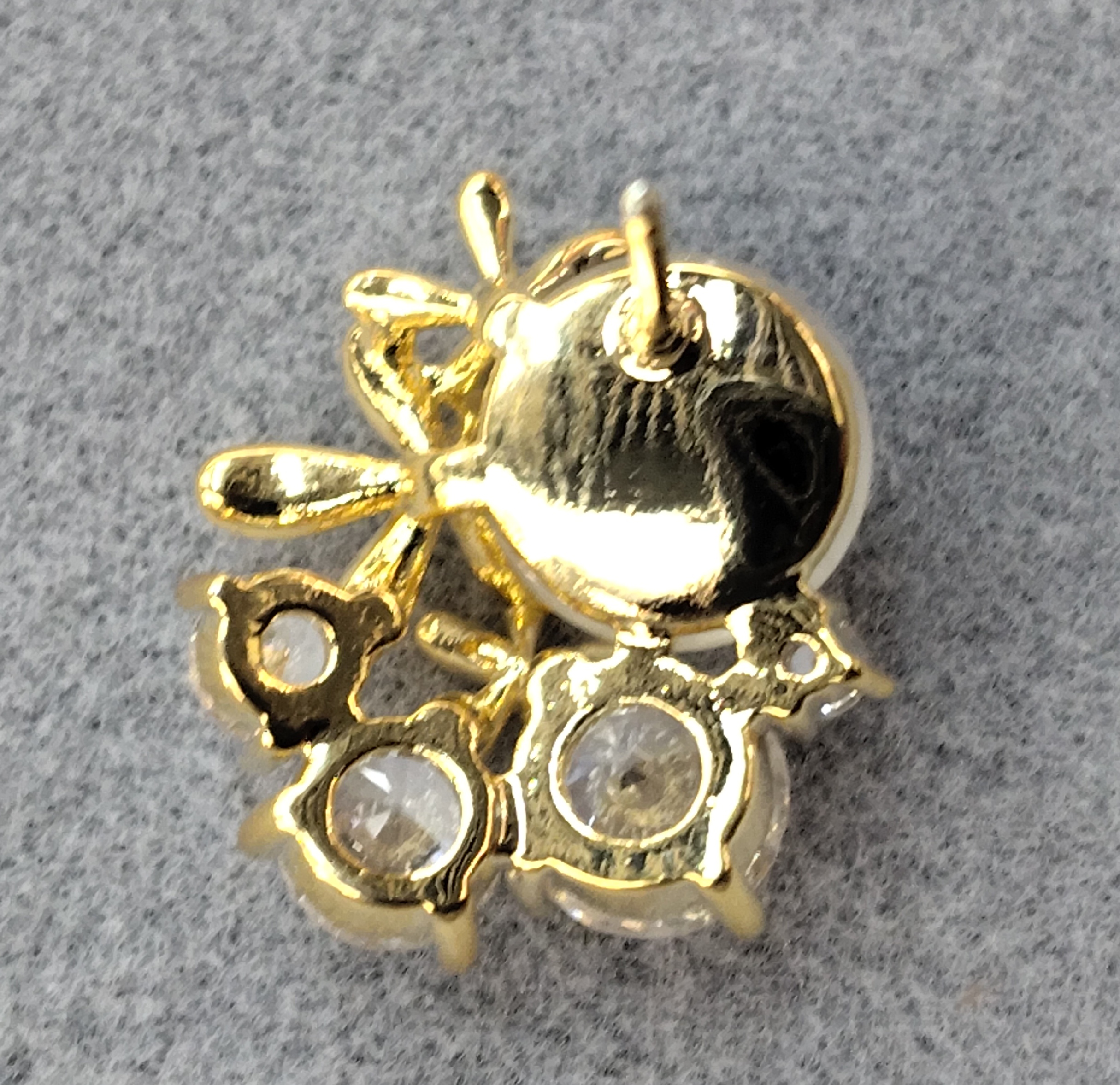 In 2025, the new Waka Mi model features flowers paired with delicate cat's eyes, which are versatile, dazzling, fashionable and stylish. It is decorated with zirconia ear studs Application Scenario