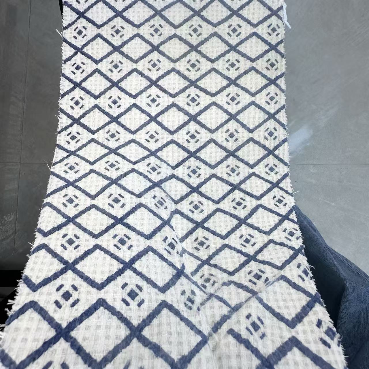 All-cotton jacquard printed fabric, blue and white diamond-shaped retro geometric pattern, breathable and skin-friendly, factory direct sales support customization, in-stock/custom-dyed suitable clothing/home textile fabric Item Picture