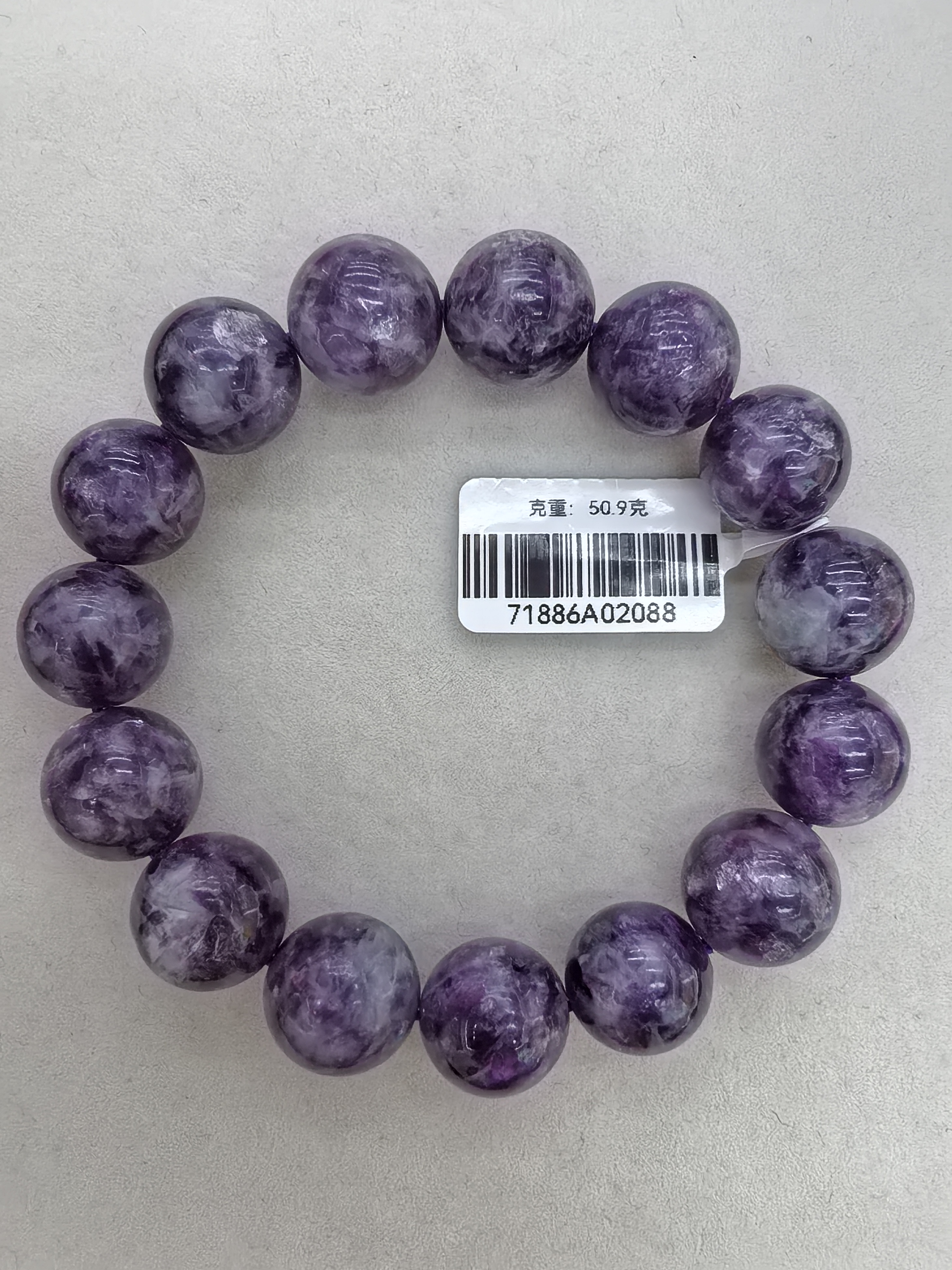 紫祖母晶：水晶界的「温柔疗愈师」
不是传统紫晶，也不是祖母绿！它是天然水晶中的小众宝藏～颜色像薰衣草花园混入细碎银河光产品图