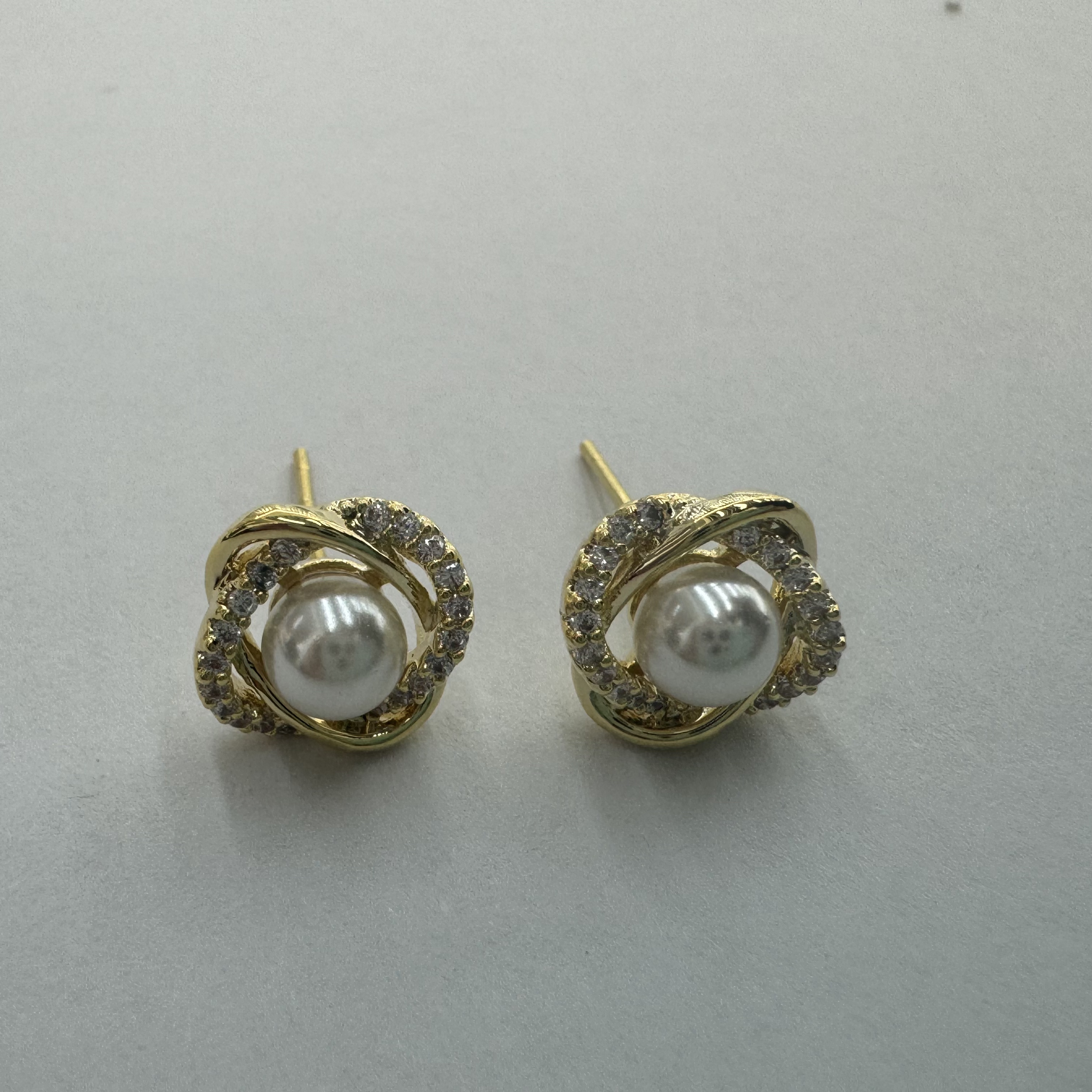 Waka Mi's new pearl high-end fashion, stylish, versatile, exquisite and small earrings and stud earrings in 2025 Item Picture