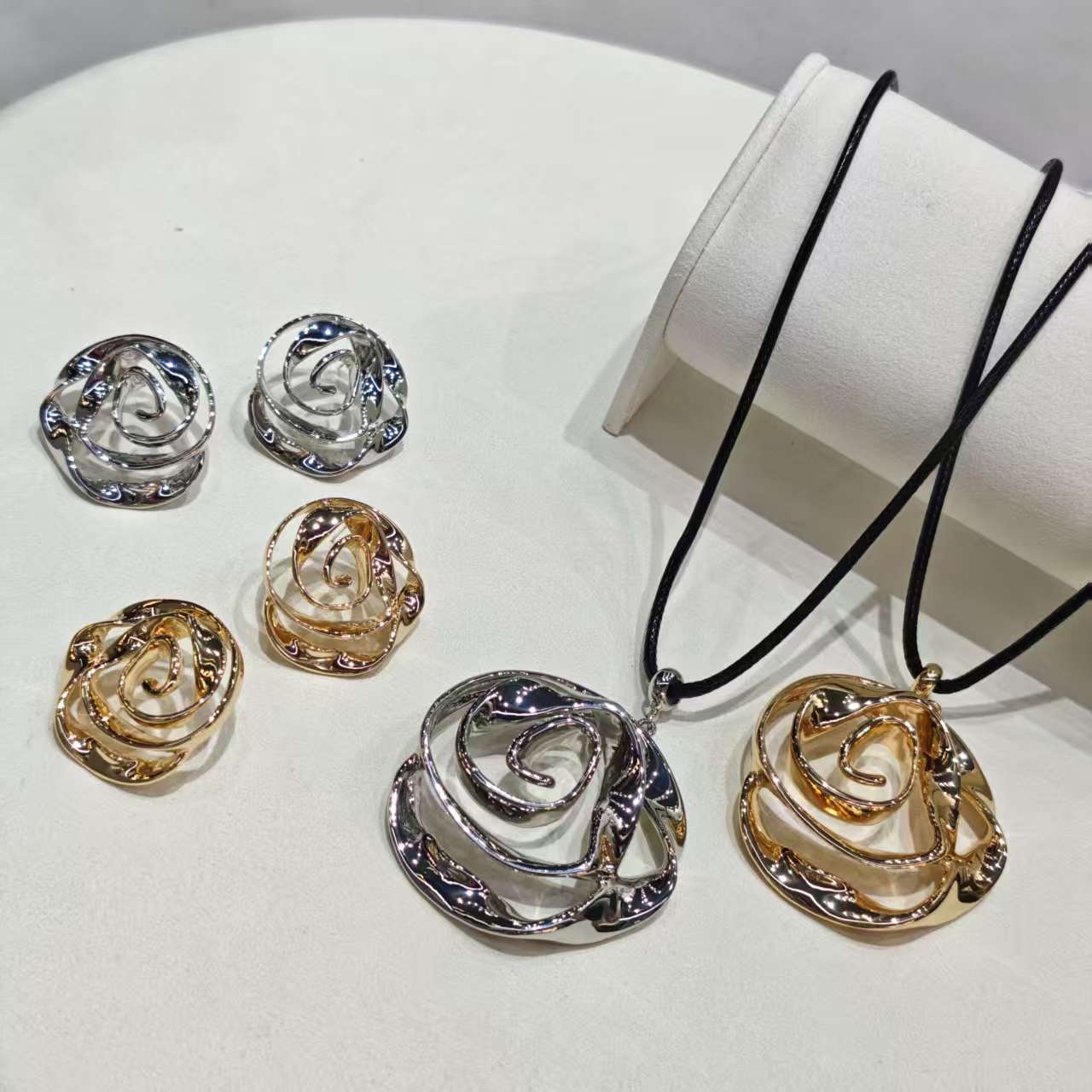 原创xiaoz

原创花朵系列长项链