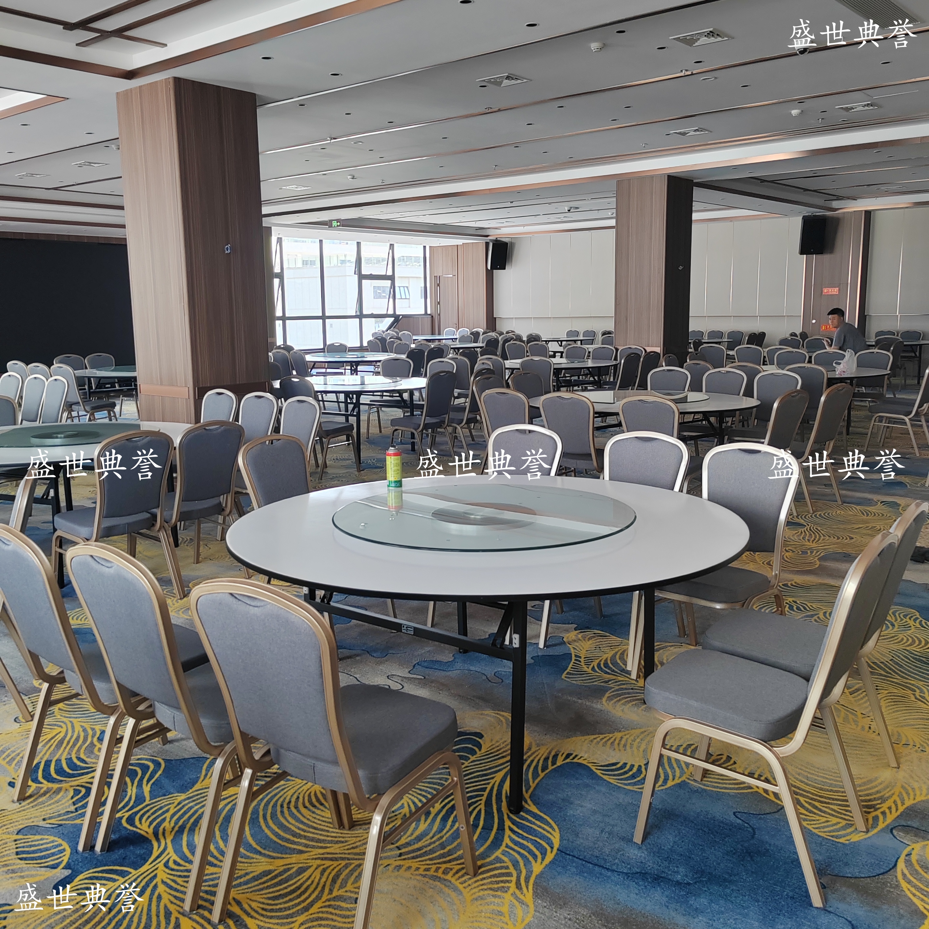 餐桌+餐椅实物图