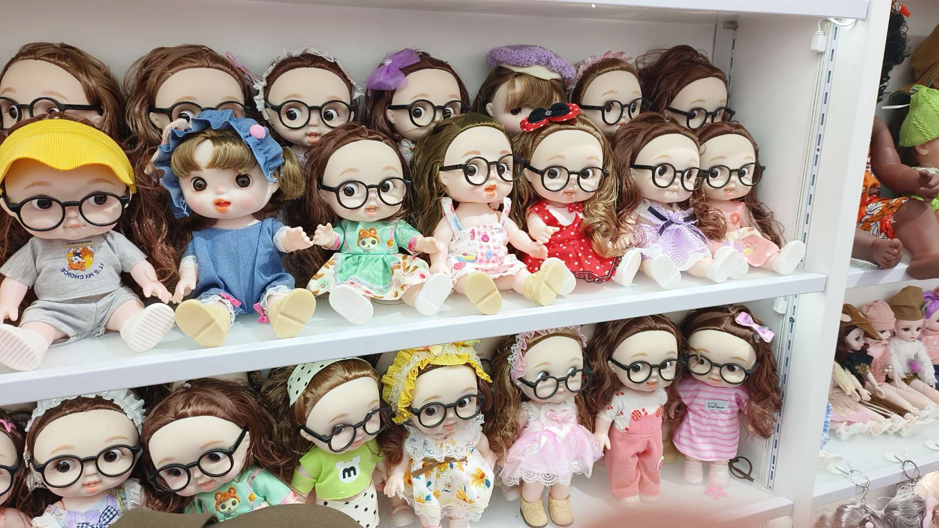 The big-faced vinyl doll wears glasses and changes clothes. The doll has a beautiful dress and a cute round face. The big-faced doll can be braided
