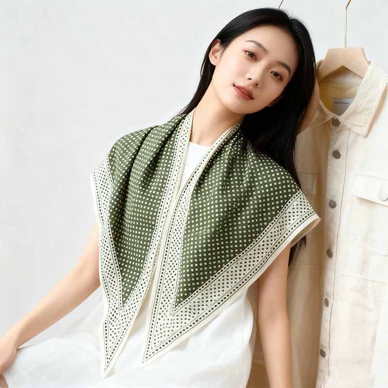 The new silk scarf is a versatile and fashionable printed square scarf, triangular scarf and shawl. It is a trendy accessory for spring, summer, autumn and winter Specification image