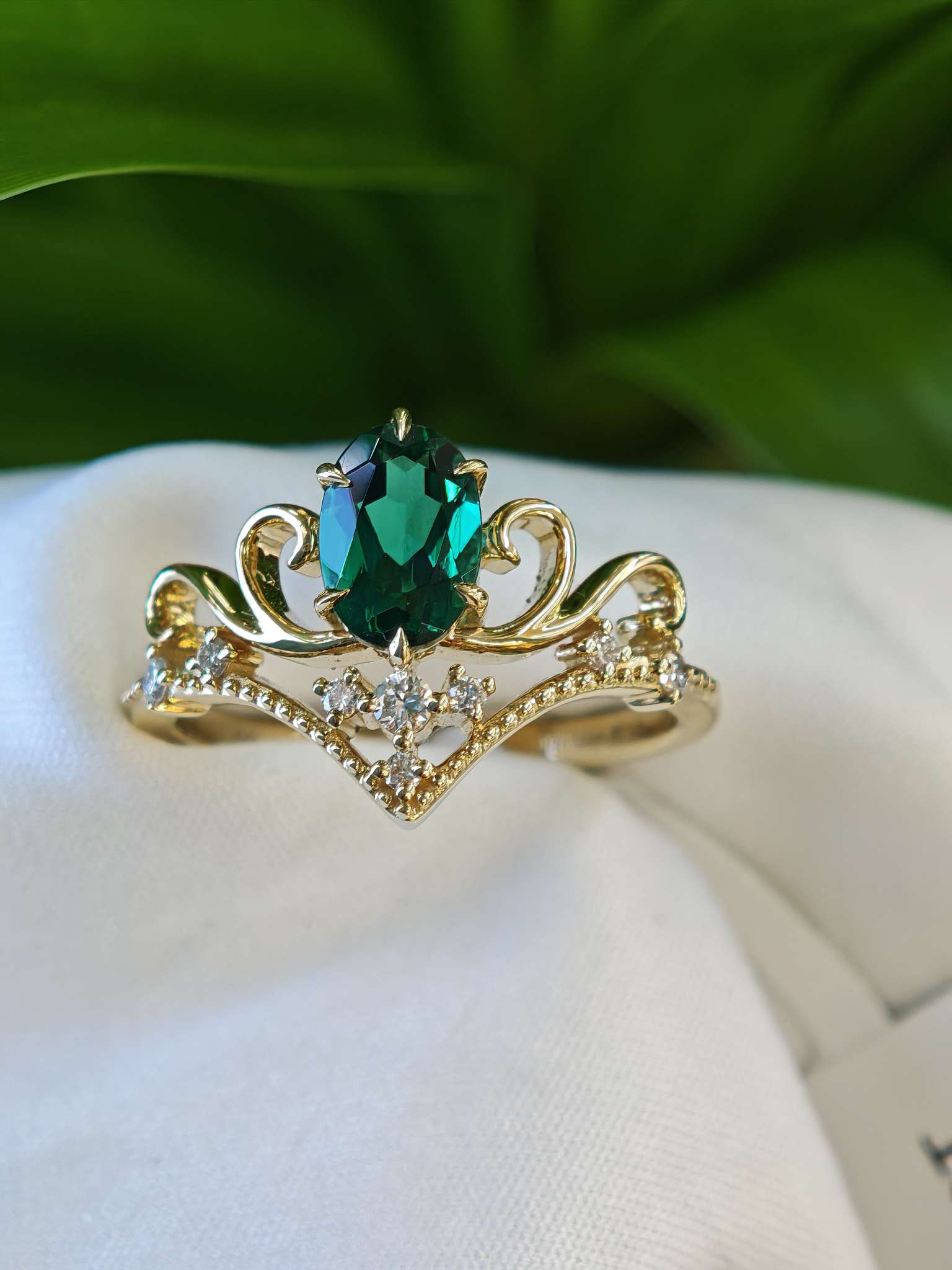 9K黄镶嵌培育钻石和绿宝石戒指珠宝