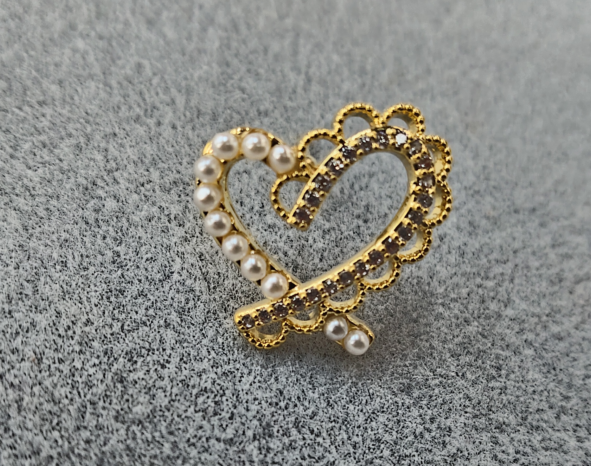 2025 Waka Mi Pearl Heart-shaped Versatile, fashionable, trendy, exquisite, three-dimensional, simple and high-end stud earrings details Picture