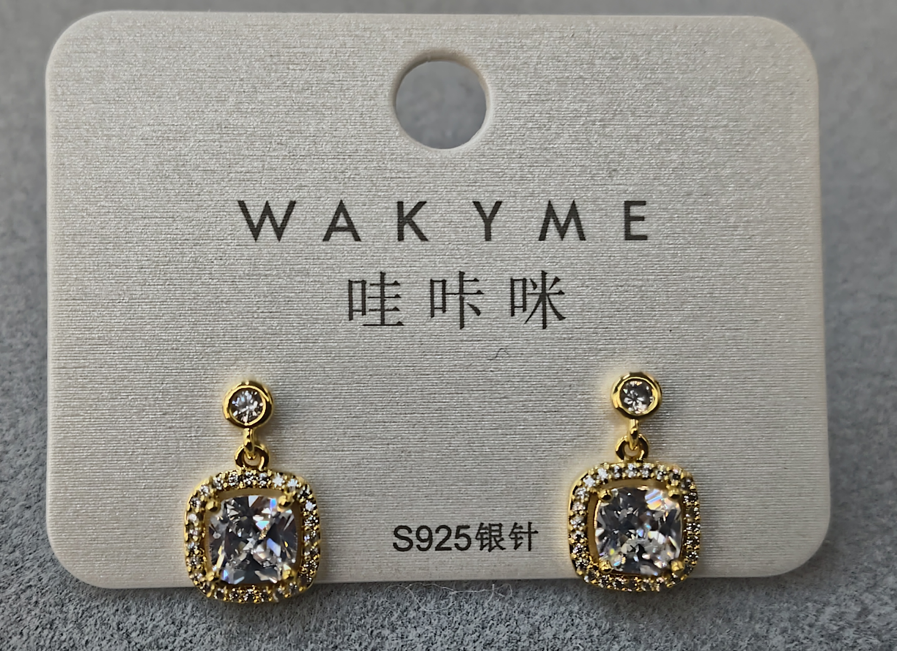 The 2025 Waka Mi Sparkling Crystal stud design is fashionable and exquisite, fully demonstrating the high-end and elegant charm of fashion trends