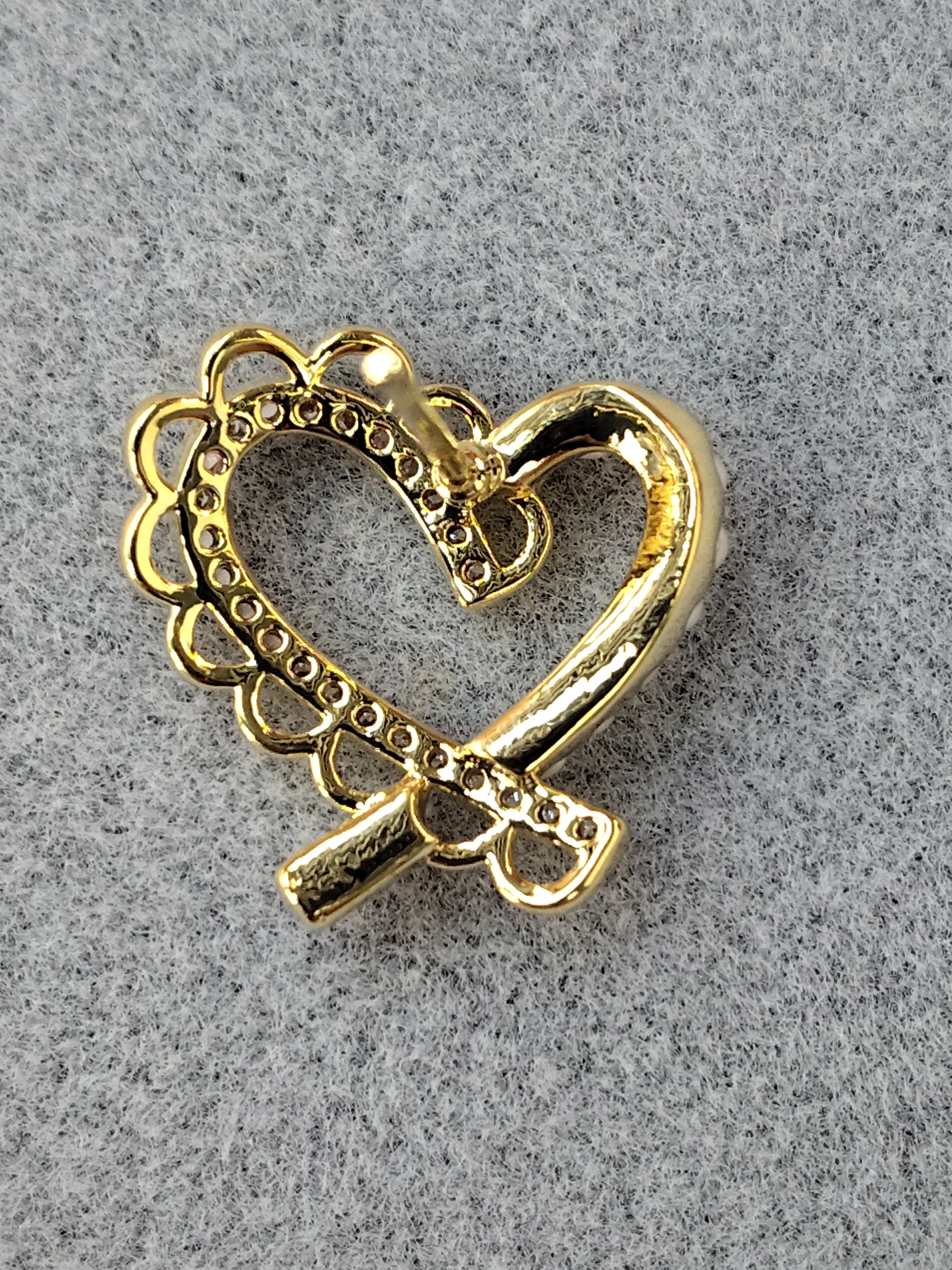 2025 Waka Mi Pearl Heart-shaped Versatile, fashionable, trendy, exquisite, three-dimensional, simple and high-end stud earrings Application Scenario