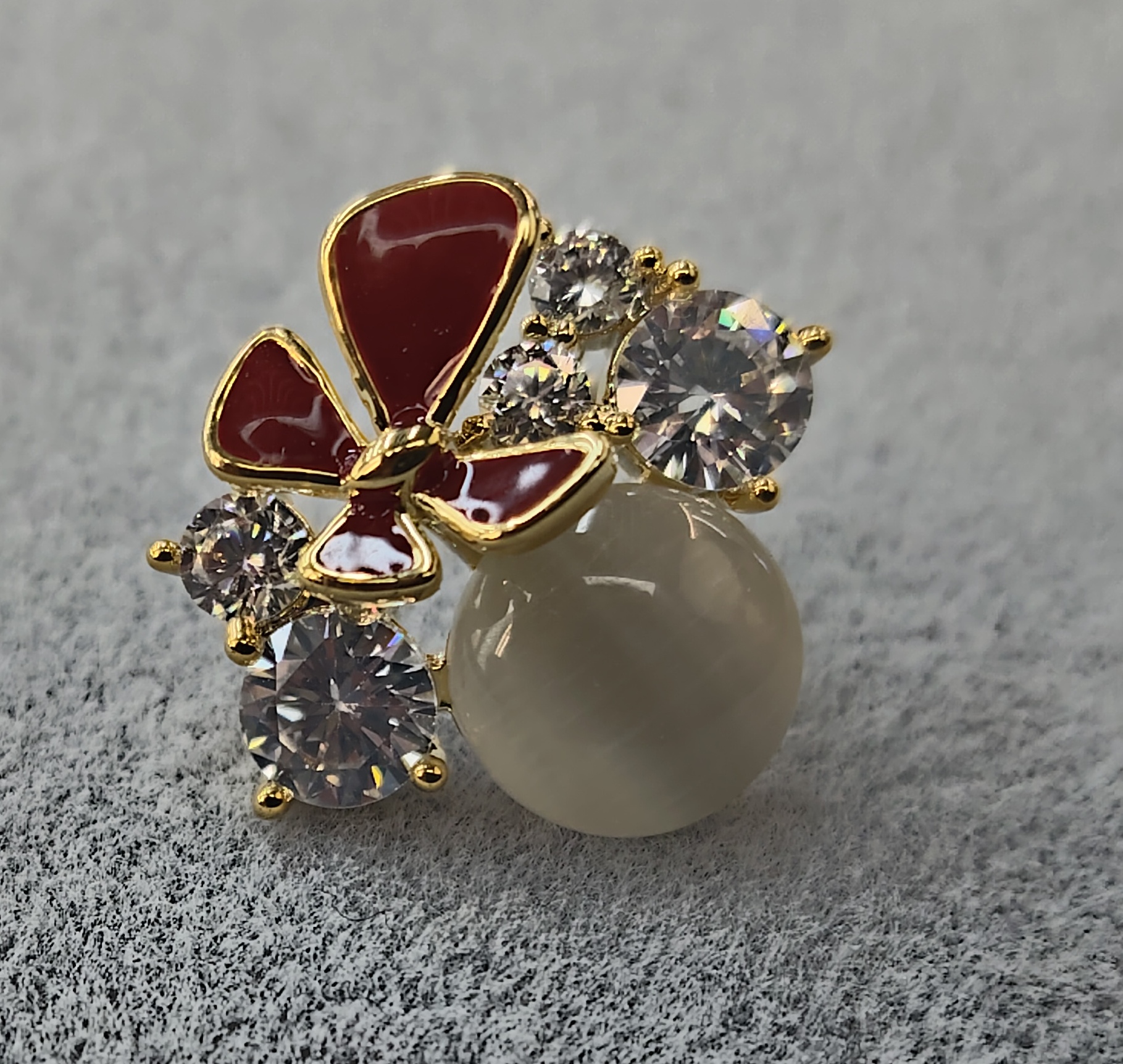 In 2025, the new Waka Mi model features exquisite, three-dimensional, high-end, simple and versatile floral designs with cat-eye crystal stud earrings details Picture