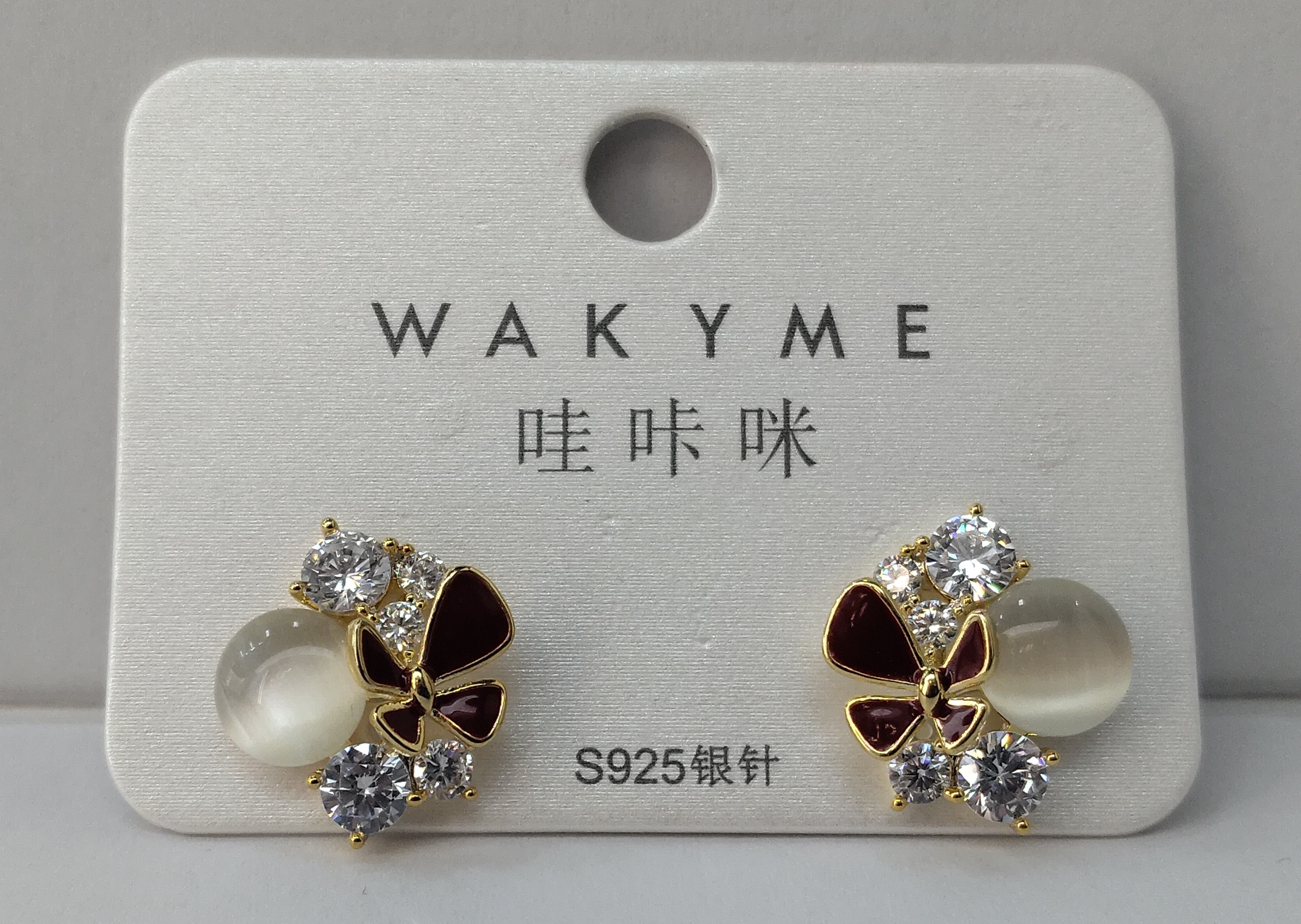 In 2025, the new Waka Mi model features exquisite, three-dimensional, high-end, simple and versatile floral designs with cat-eye crystal stud earrings Item Picture