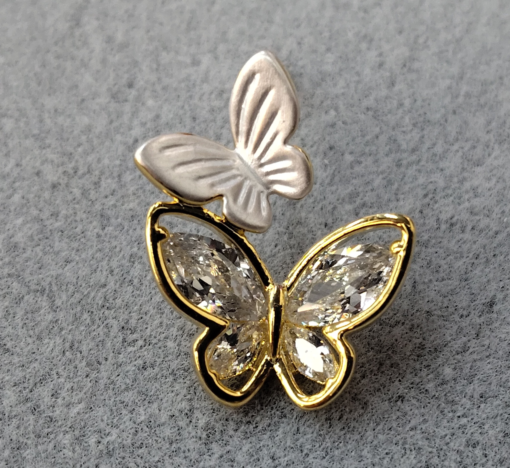 In 2025, Waka Mi's new butterfly-themed zircon earrings are dazzling, three-dimensional, exquisite, versatile, fashionable and trendy details Picture