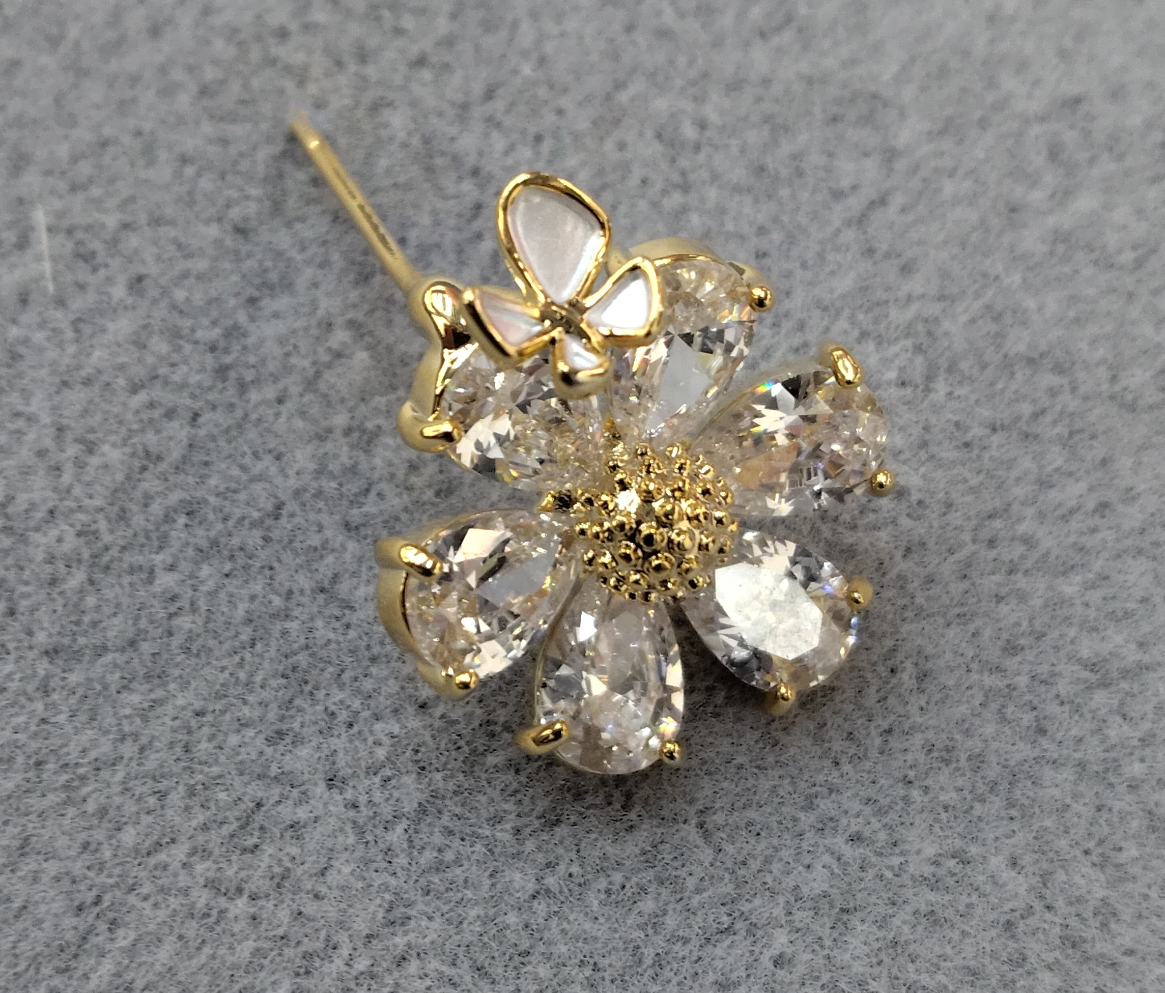 In 2025, the new Waka Mi model features a three-dimensional and exquisite flower design paired with zircon sparkling crystal diamonds, exuding elegance and sophistication. It is fashionable and versatile, with a trendy and high-end look Specification image