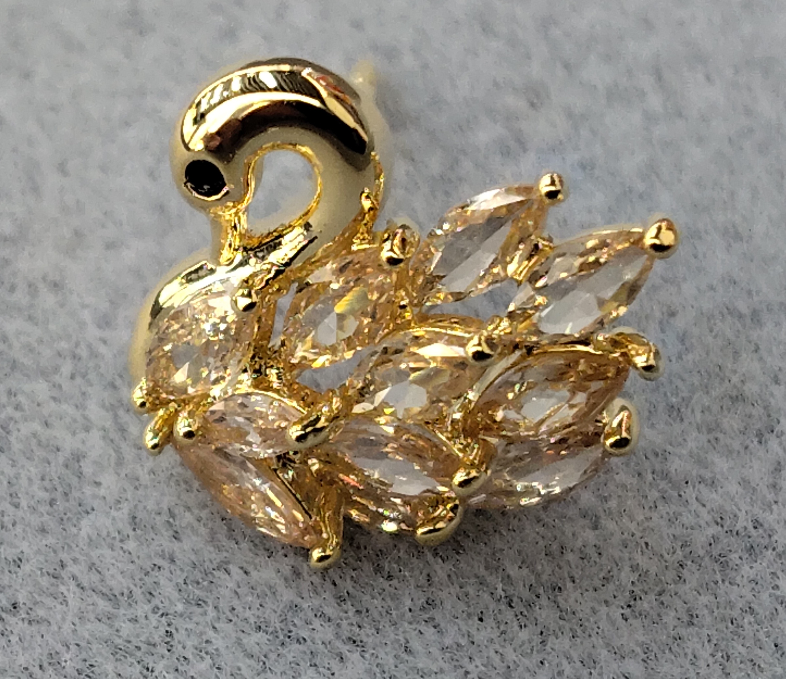 Waka Mi 2025 New stylish, versatile, exquisite, trendy, three-dimensional and simple swan stud earrings details Picture