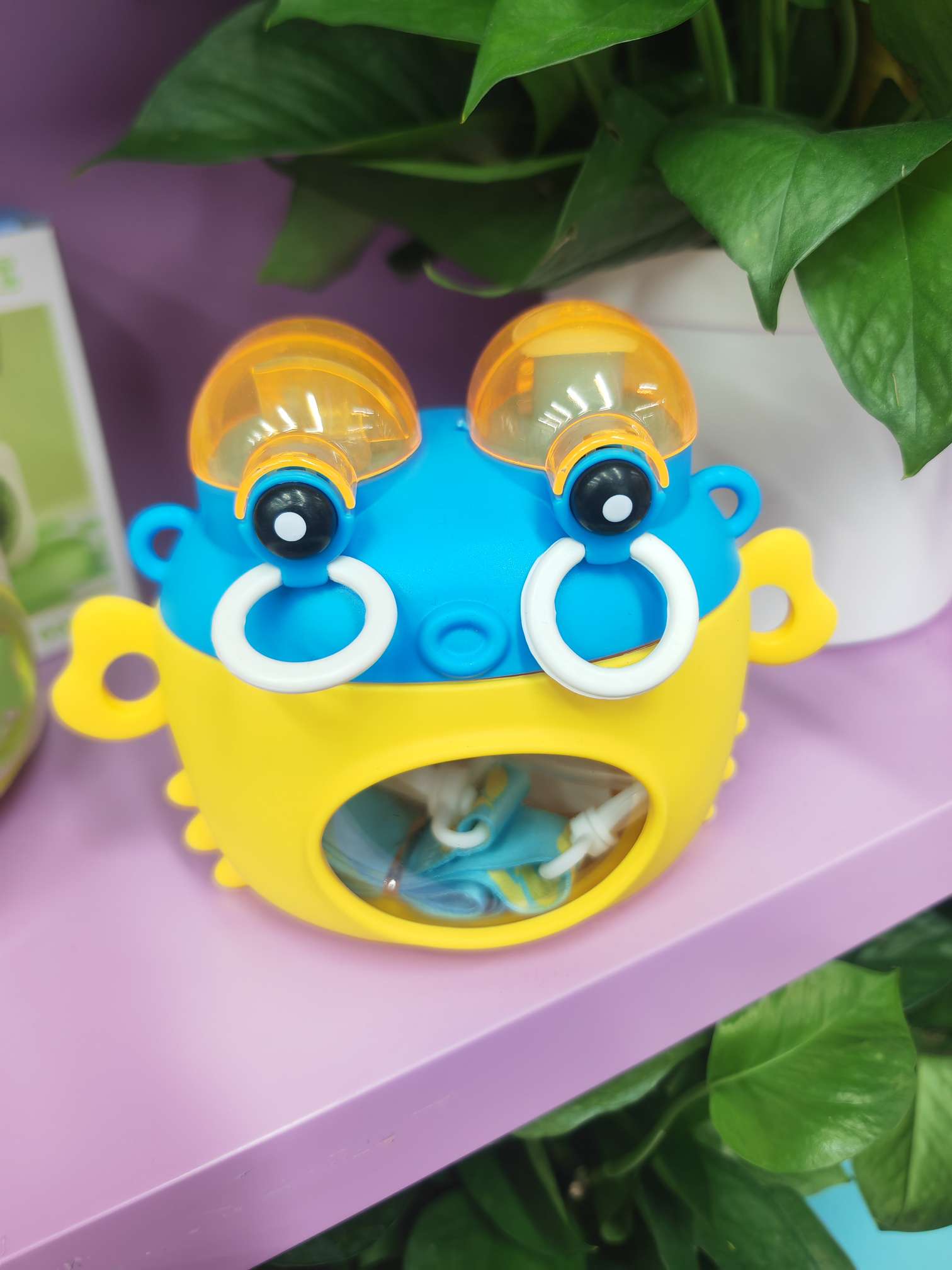 Daily necessities plastic double drinking cups, crab-shaped double-ear plastic cups, household portable beverage cups, plastic children's cups details Picture