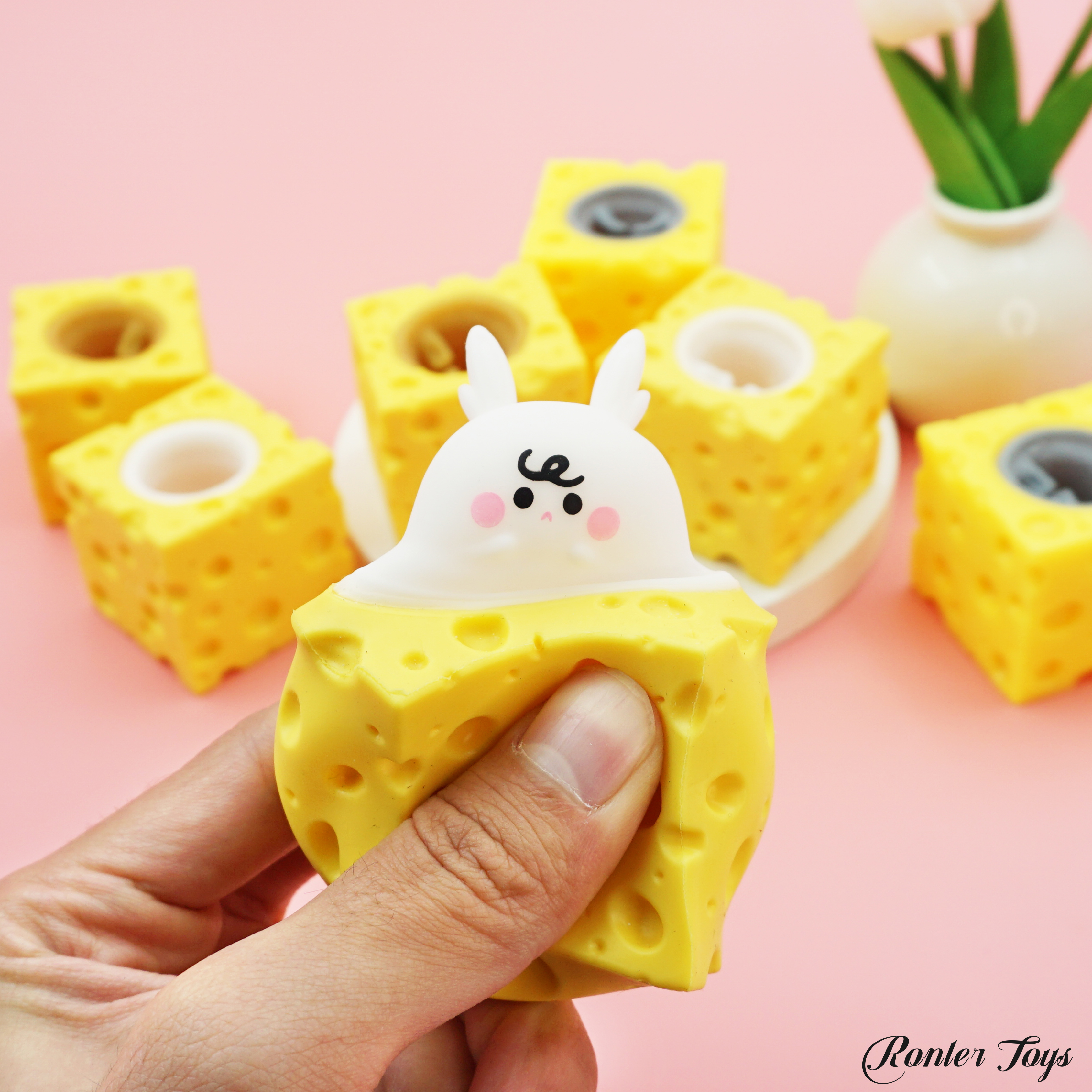 Cheese Mouse creative shaped squeeze cup Specification image