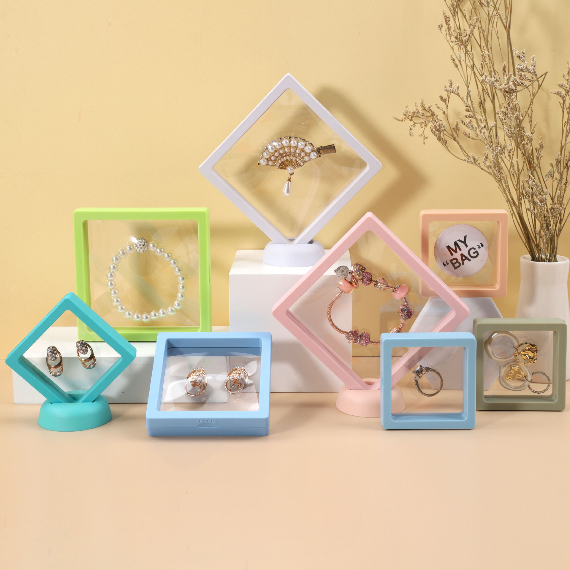 铝箱化妆箱/塑料盒/饰品架子/竹帘首饰盒/饰品中性风戒指项链白底实物图