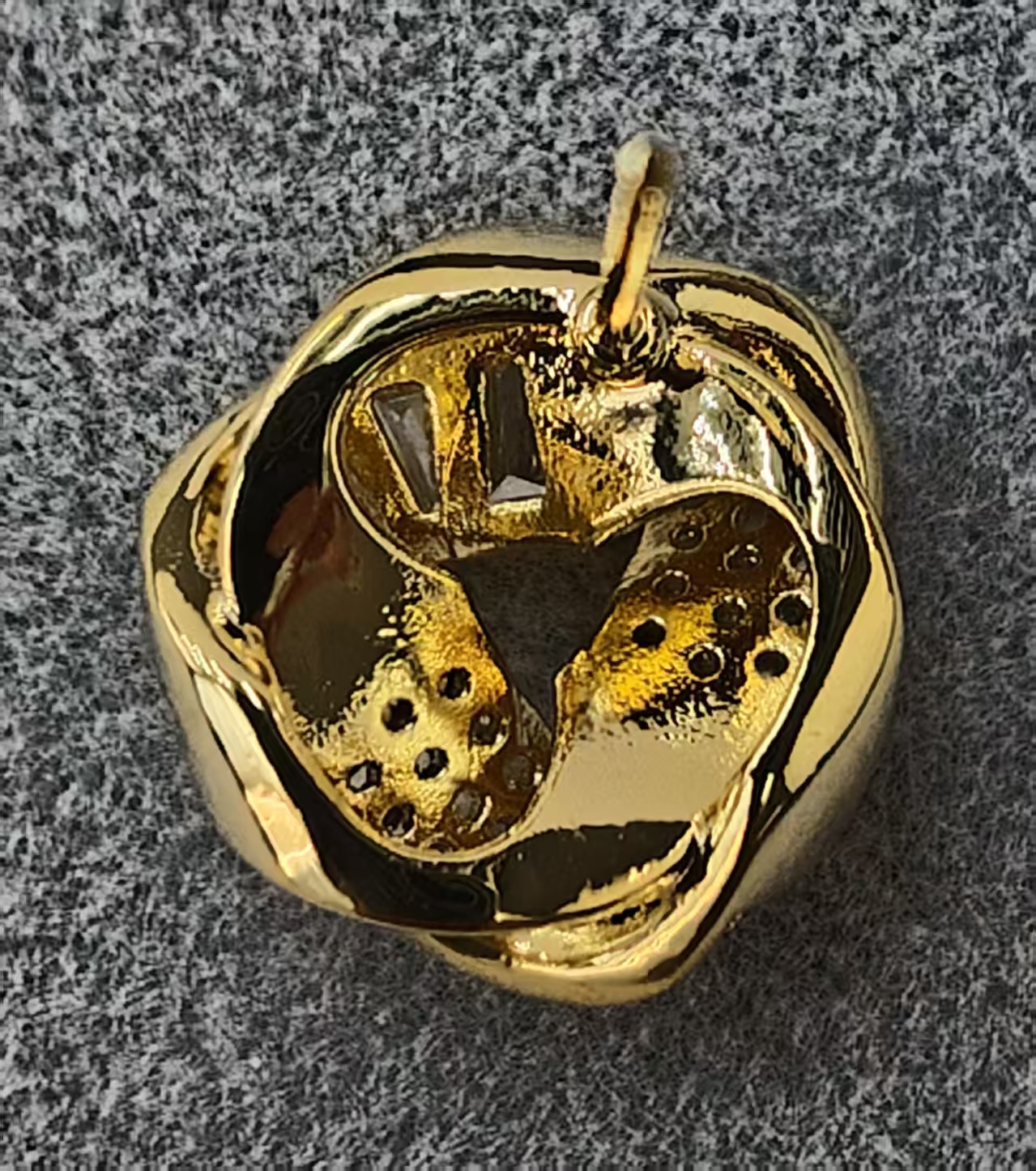 In 2025, the new Waka Mi ring design, paired with sparkling zircon stud earrings, is exquisite and compact, fashionable and trendy, classic and versatile Application Scenario