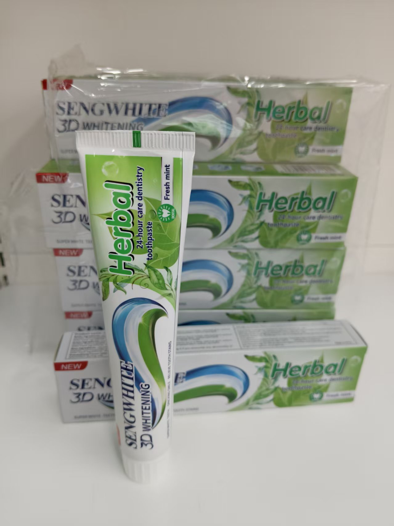 牙膏/跨境电商牙膏/活性炭薄荷牙膏/云南白药牙膏/颈肩膏药白底实物图