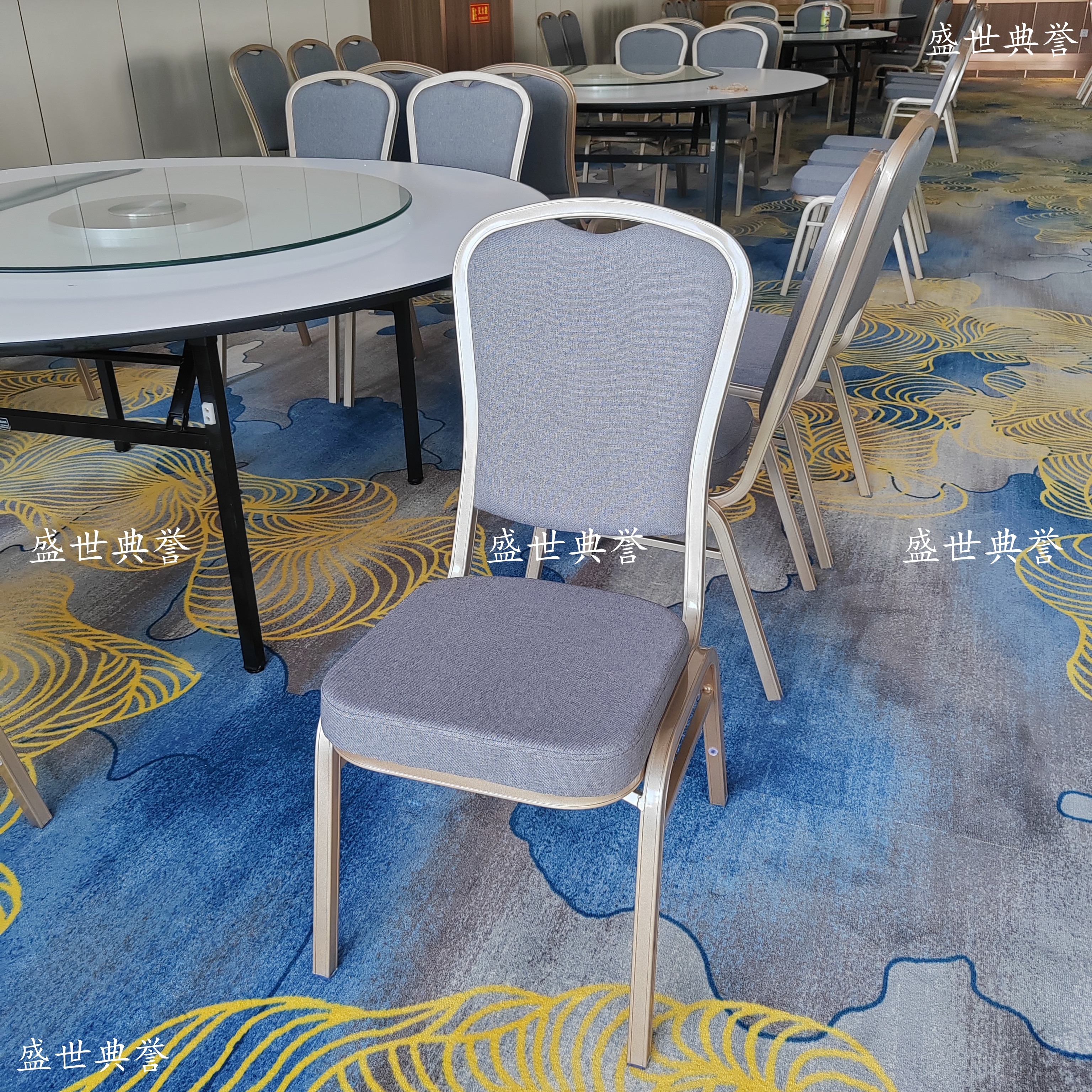 Banquet chairs for the multi-functional hall of five-star hotels in Zhangzhou, folding tables and chairs for wedding banquets in international hotels, and Chinese-style wedding dining chairs