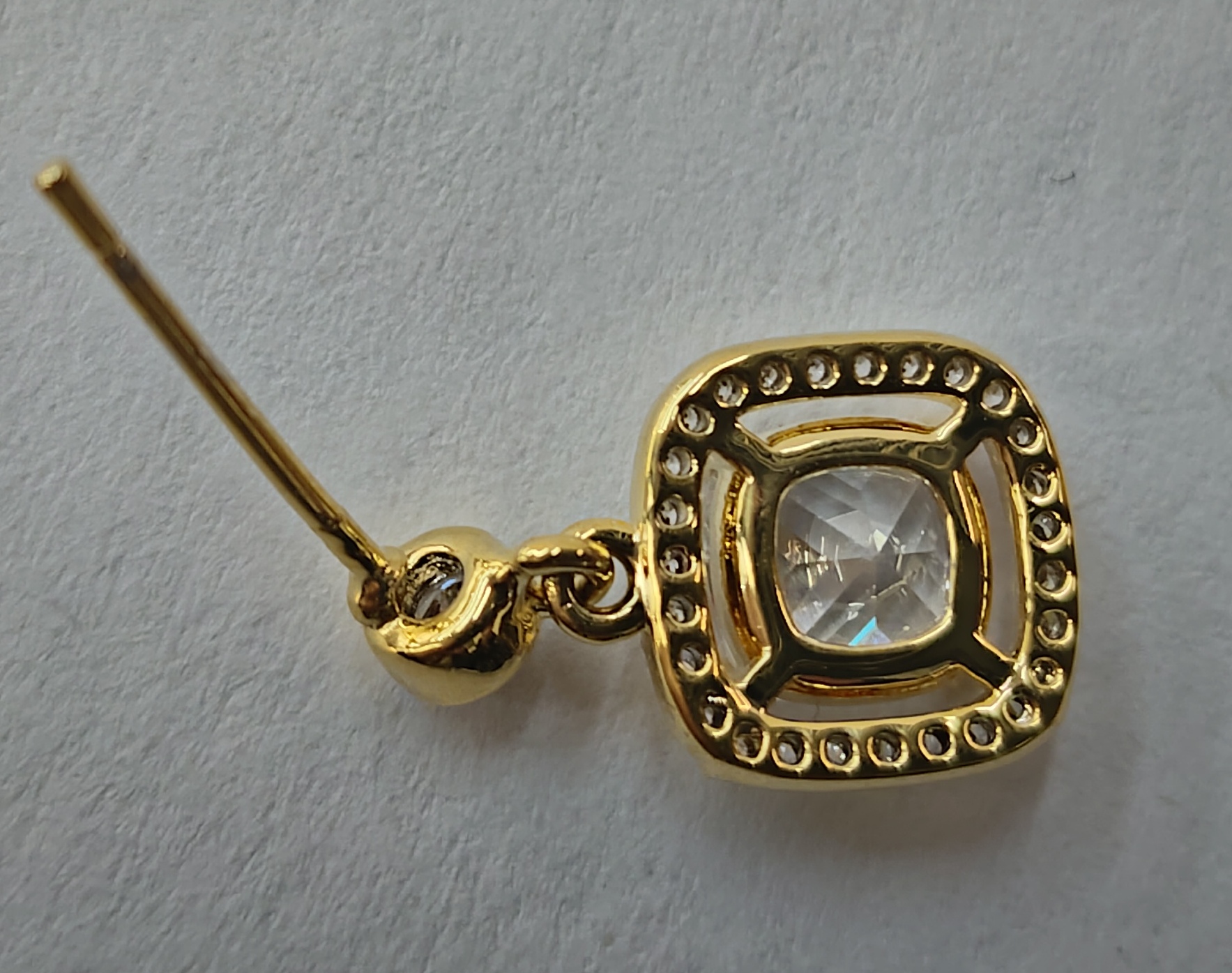 The 2025 Waka Mi Sparkling Crystal stud design is fashionable and exquisite, fully demonstrating the high-end and elegant charm of fashion trends Application Scenario