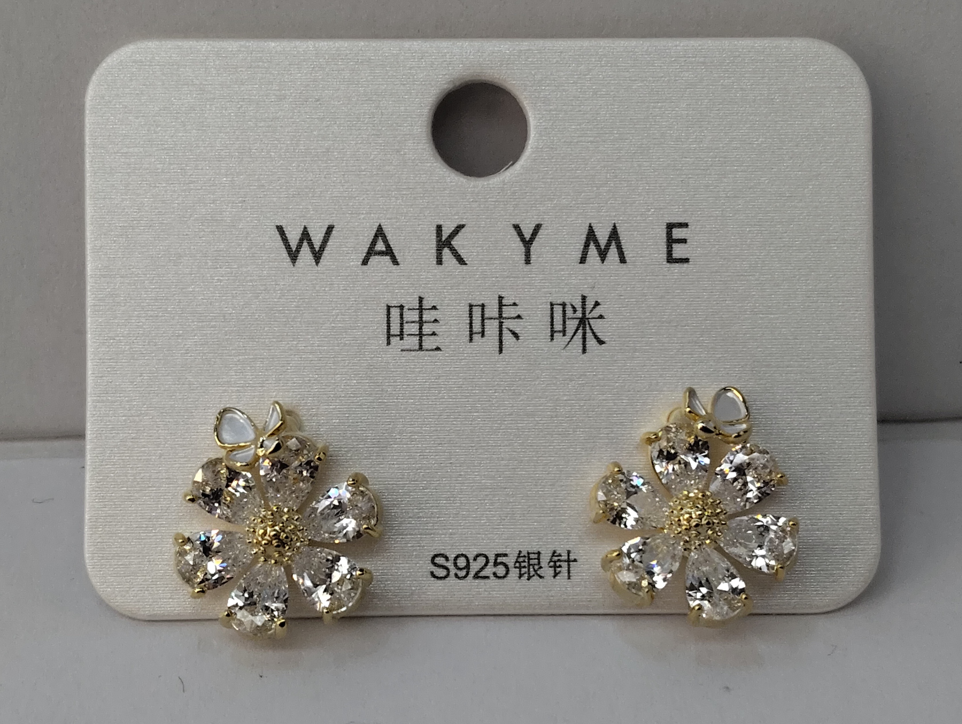 In 2025, the new Waka Mi model features a three-dimensional and exquisite flower design paired with zircon sparkling crystal diamonds, exuding elegance and sophistication. It is fashionable and versatile, with a trendy and high-end look Item Picture
