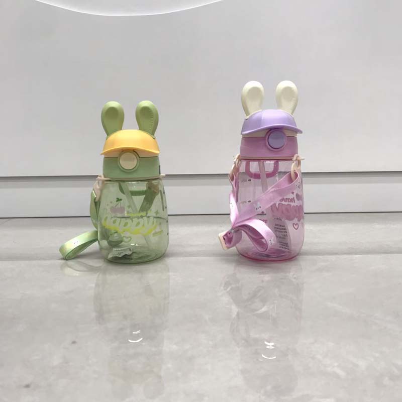 卡通兔耳斜挎吸管杯 儿童便携防漏水杯 高颜值tritan材质 可爱萌趣饮水杯详情3