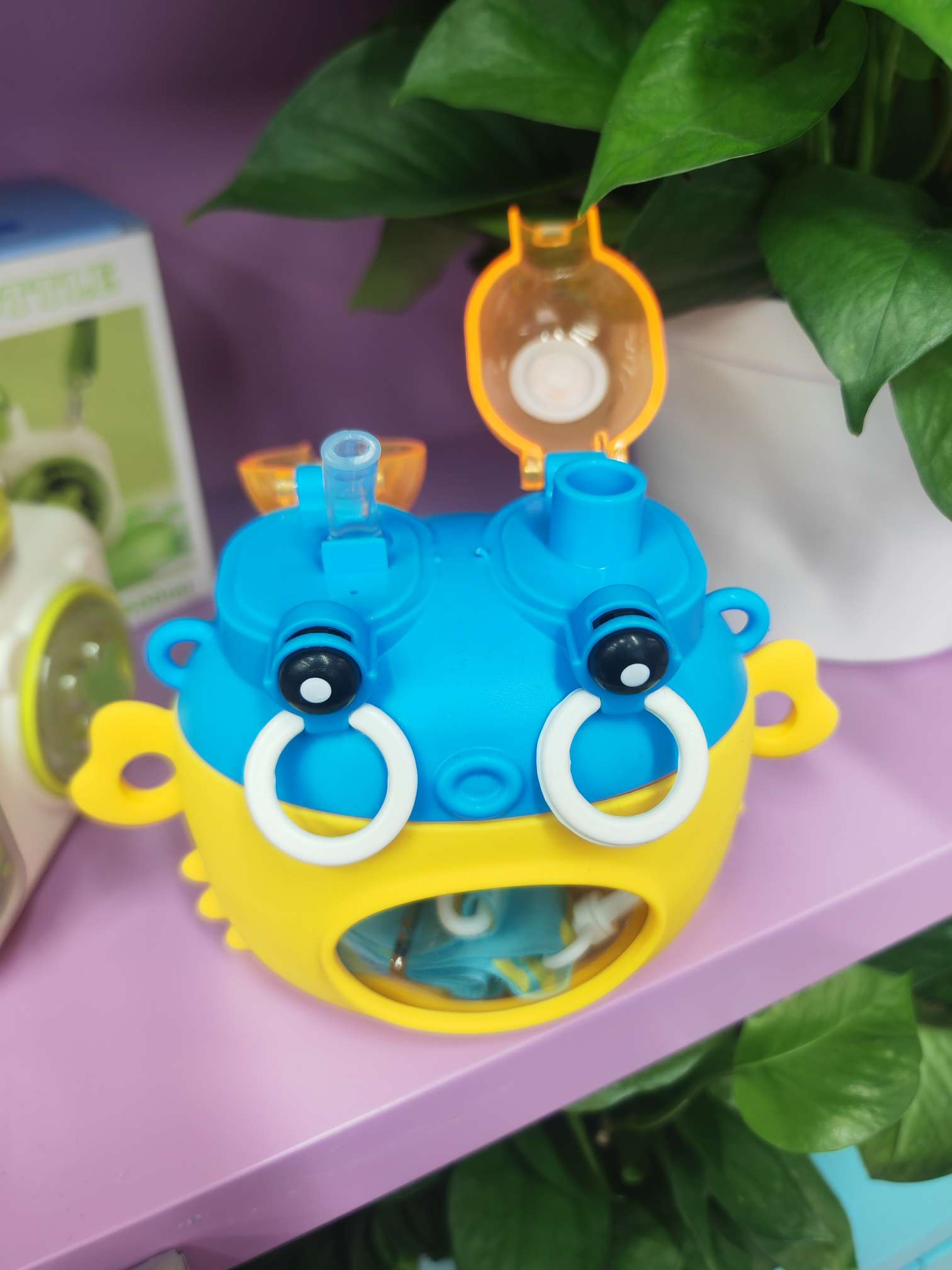 Daily necessities plastic double drinking cups, crab-shaped double-ear plastic cups, household portable beverage cups, plastic children's cups Specification image