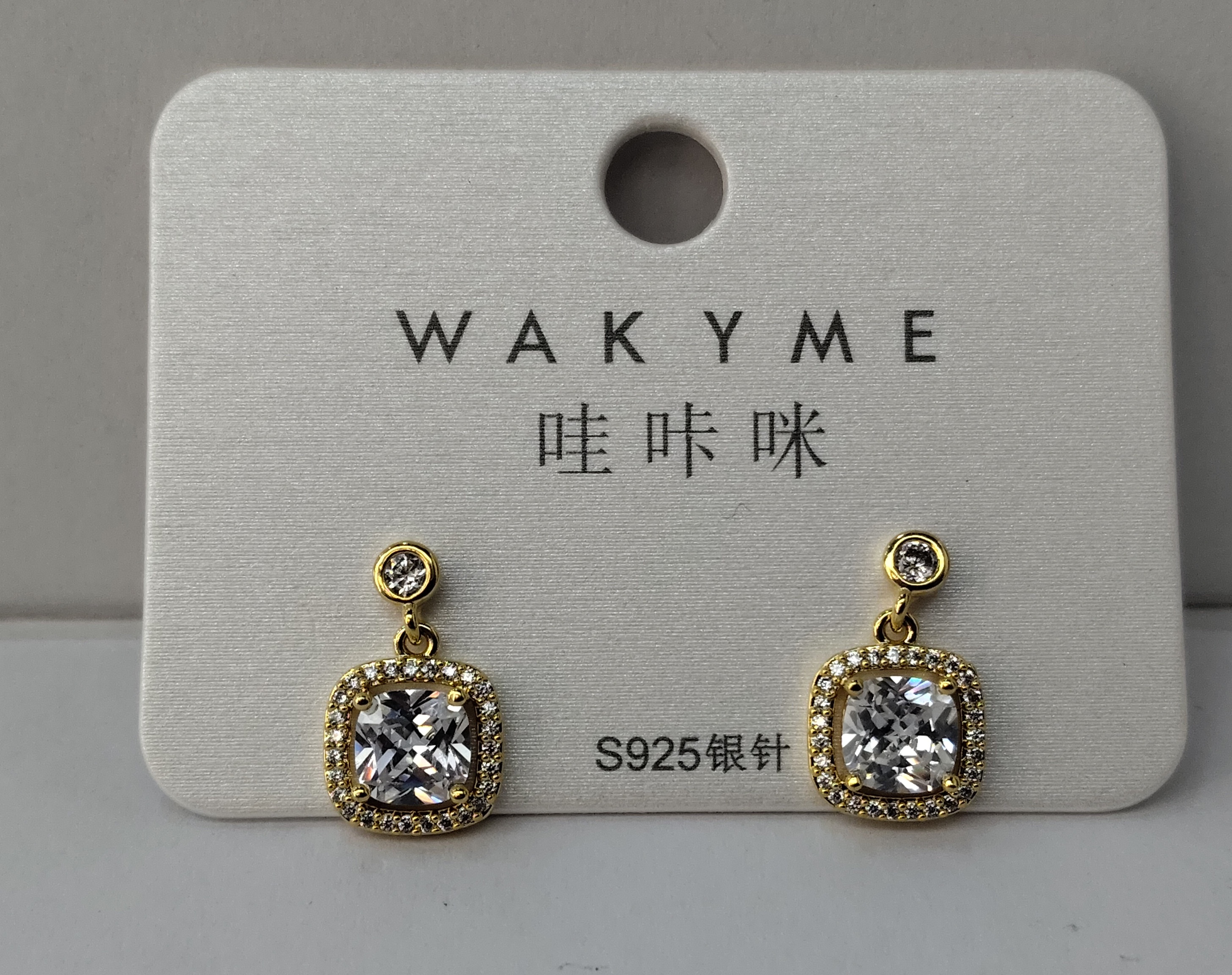 The 2025 Waka Mi Sparkling Crystal stud design is fashionable and exquisite, fully demonstrating the high-end and elegant charm of fashion trends Item Picture