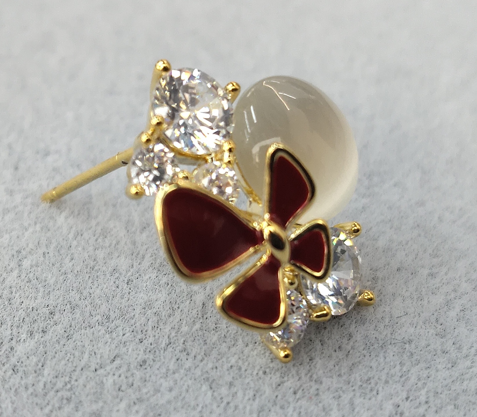 In 2025, the new Waka Mi model features exquisite, three-dimensional, high-end, simple and versatile floral designs with cat-eye crystal stud earrings Specification image