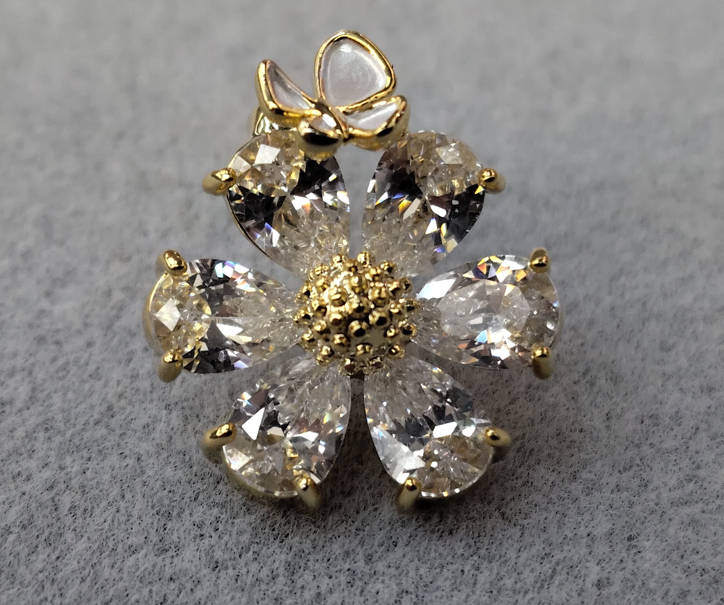 In 2025, the new Waka Mi model features a three-dimensional and exquisite flower design paired with zircon sparkling crystal diamonds, exuding elegance and sophistication. It is fashionable and versatile, with a trendy and high-end look details Picture