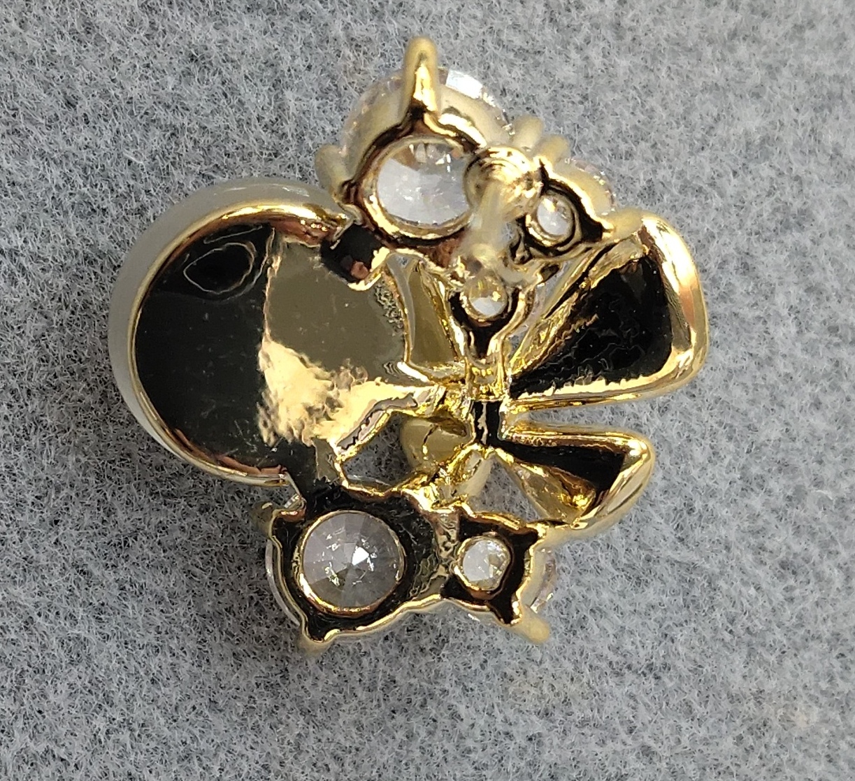 In 2025, the new Waka Mi model features exquisite, three-dimensional, high-end, simple and versatile floral designs with cat-eye crystal stud earrings Application Scenario