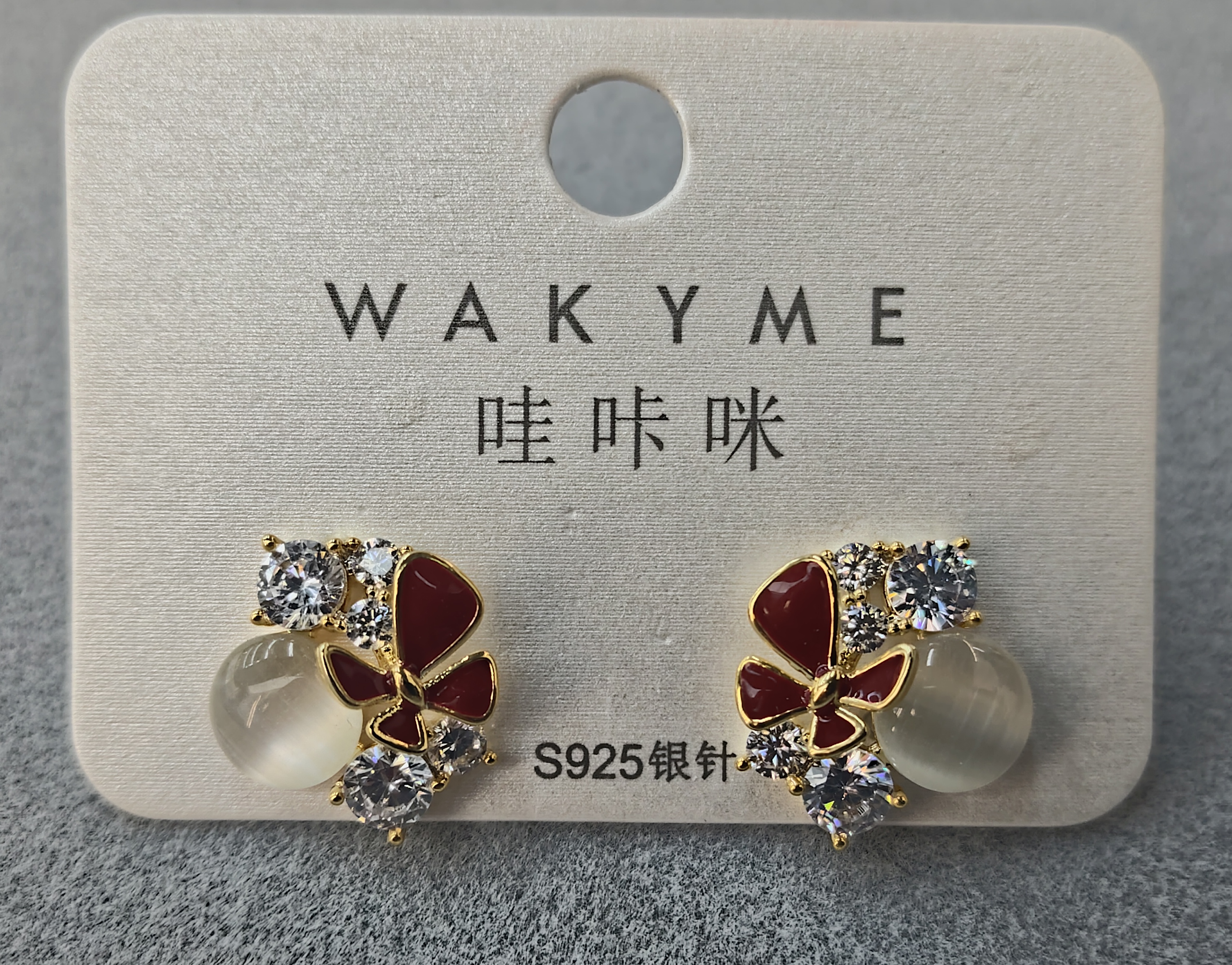 In 2025, the new Waka Mi model features exquisite, three-dimensional, high-end, simple and versatile floral designs with cat-eye crystal stud earrings