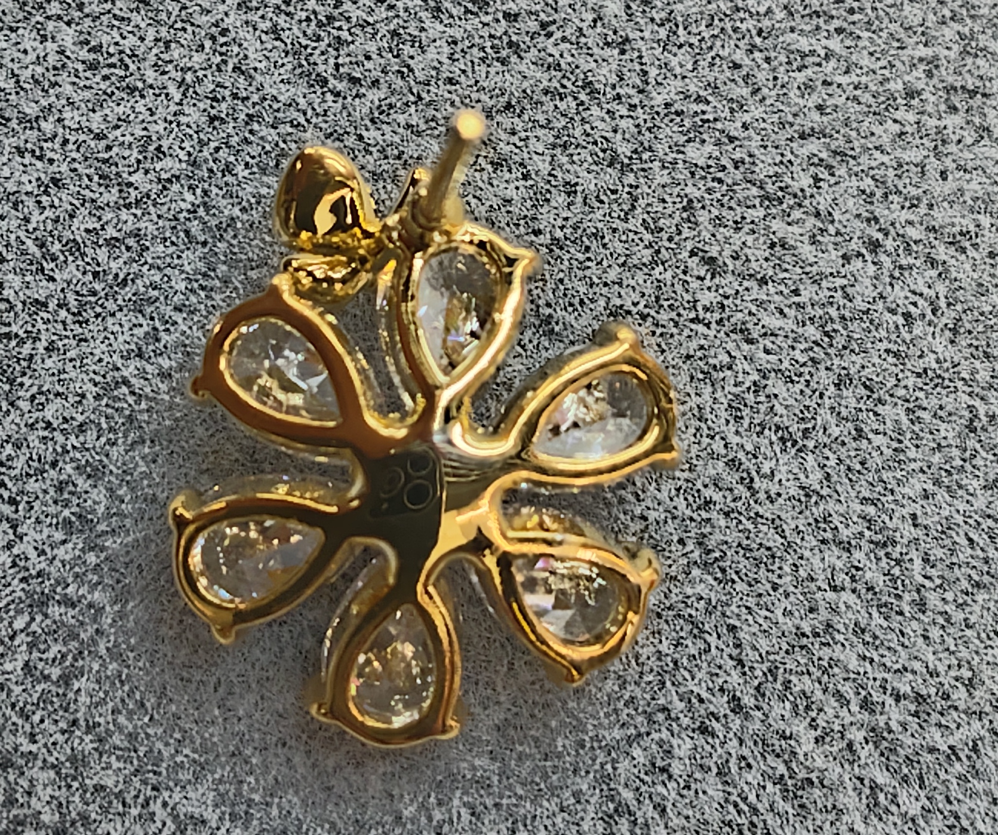 In 2025, the new Waka Mi model features a three-dimensional and exquisite flower design paired with zircon sparkling crystal diamonds, exuding elegance and sophistication. It is fashionable and versatile, with a trendy and high-end look Application Scenario