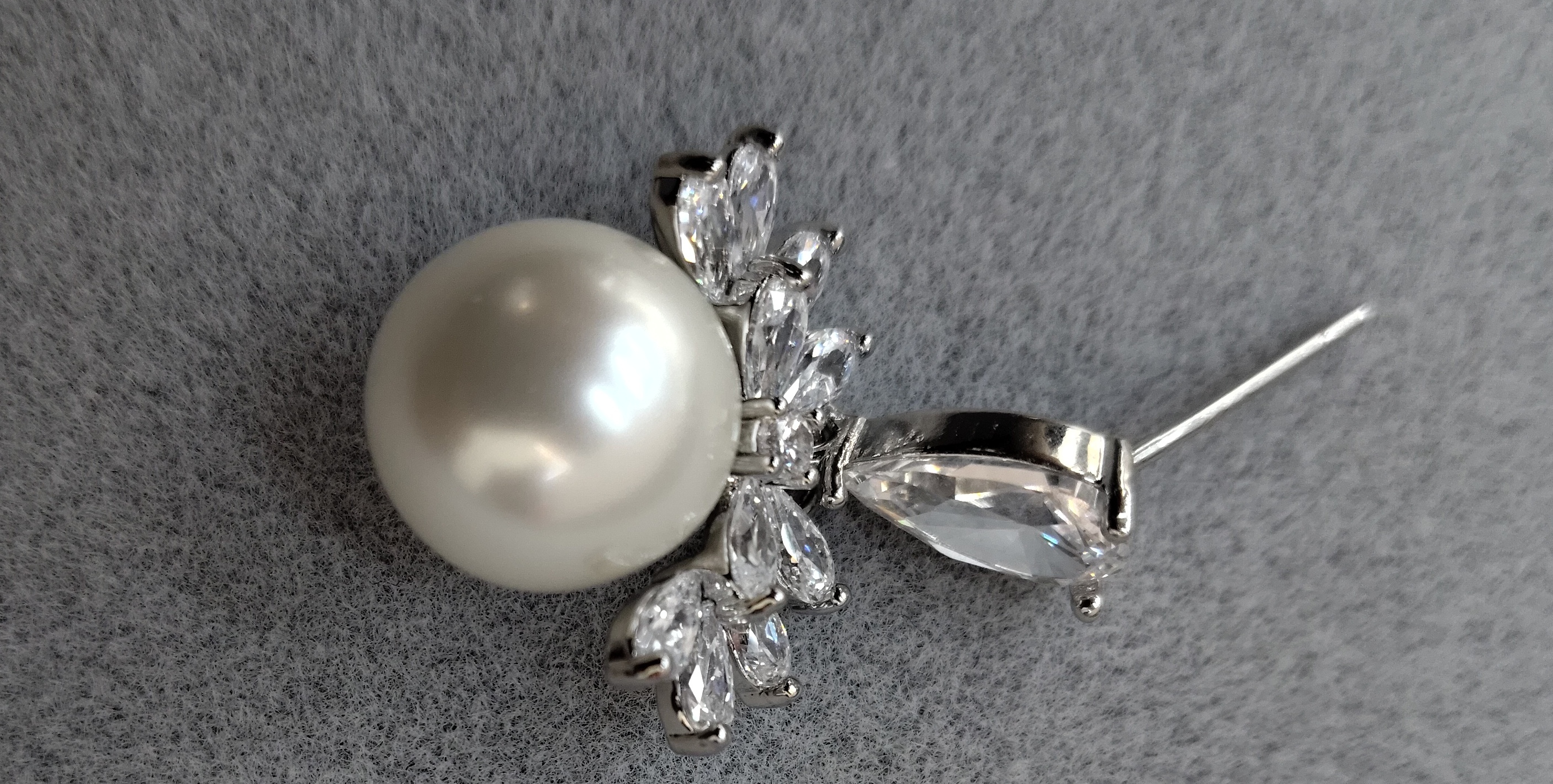 2025 Waka Mi Pearl Earrings, S925 silver inlaid, elegant design, fashionable and versatile, simple and grand Specification image