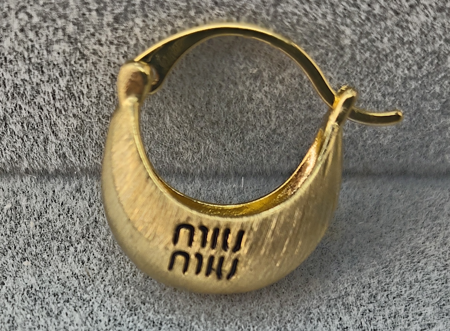 The new Waka Mi golden ear buckles are engraved with the English words "MIUMIU", and their simple design exudes a unique charm details Picture