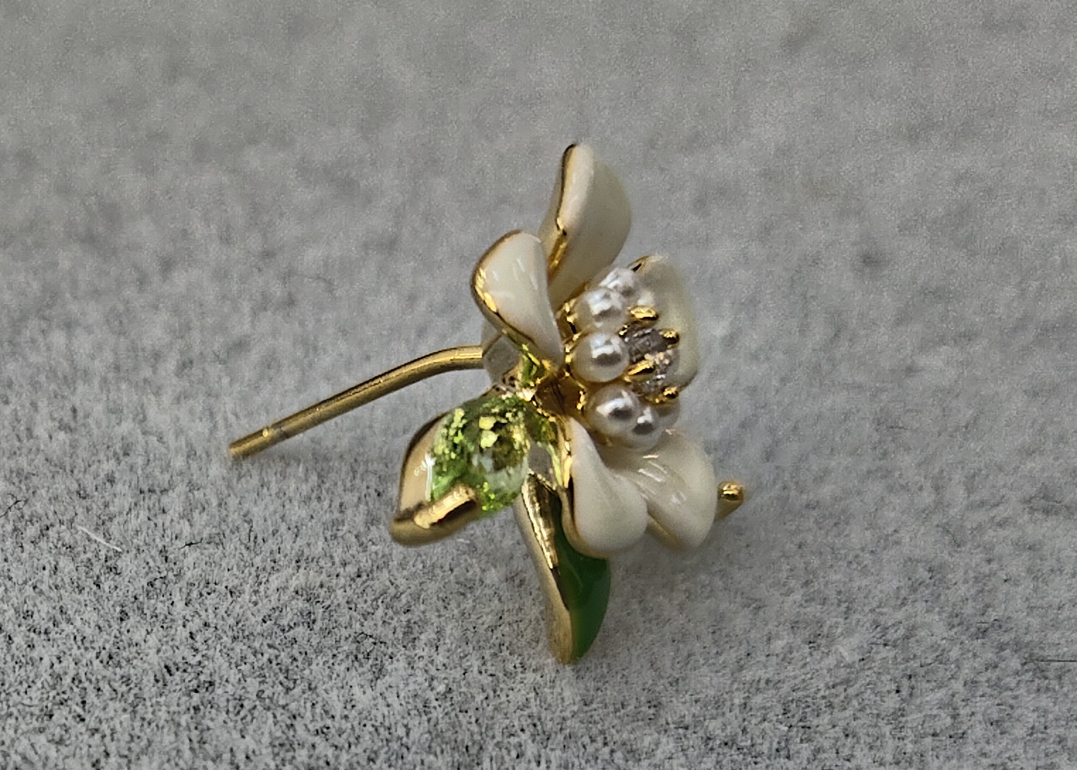 Waka Mi 2025 new flower-shaped stud earrings, S925 silver needle, exquisite and elegant, embellishing your gentle moments. Specification image