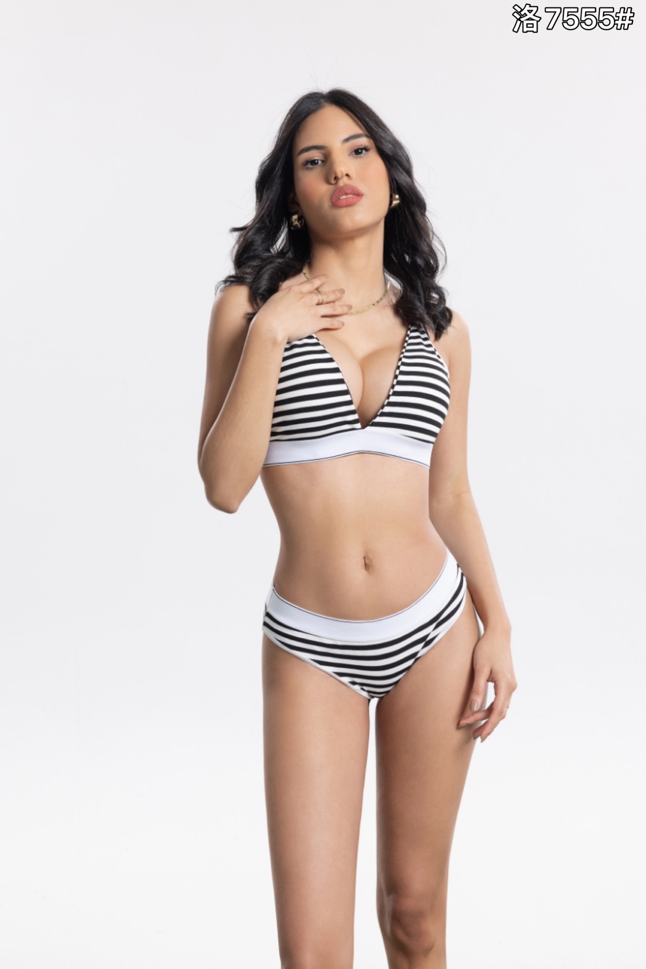 A fashionable nude set with a large-sized bra details Picture