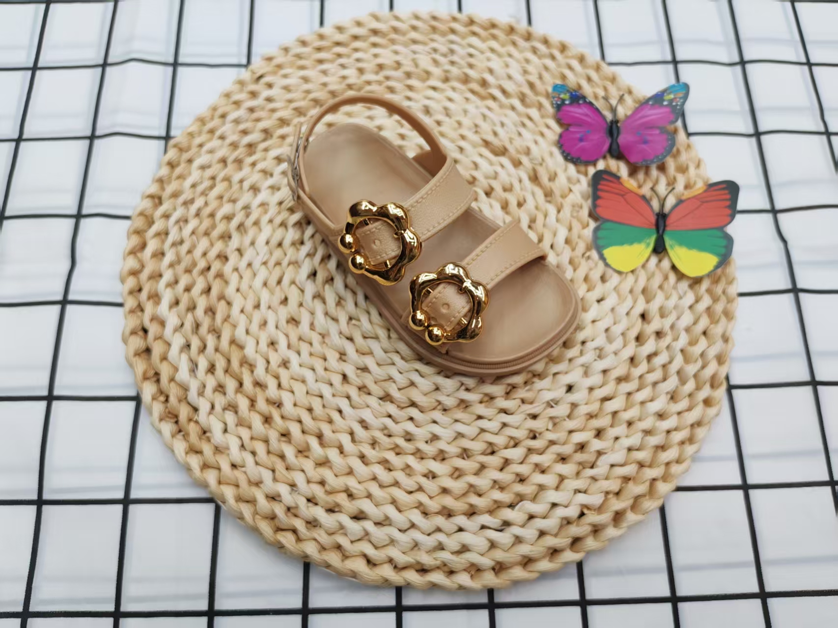 2025 Children's summer Fashion simple flat one-button children's sandals details Picture