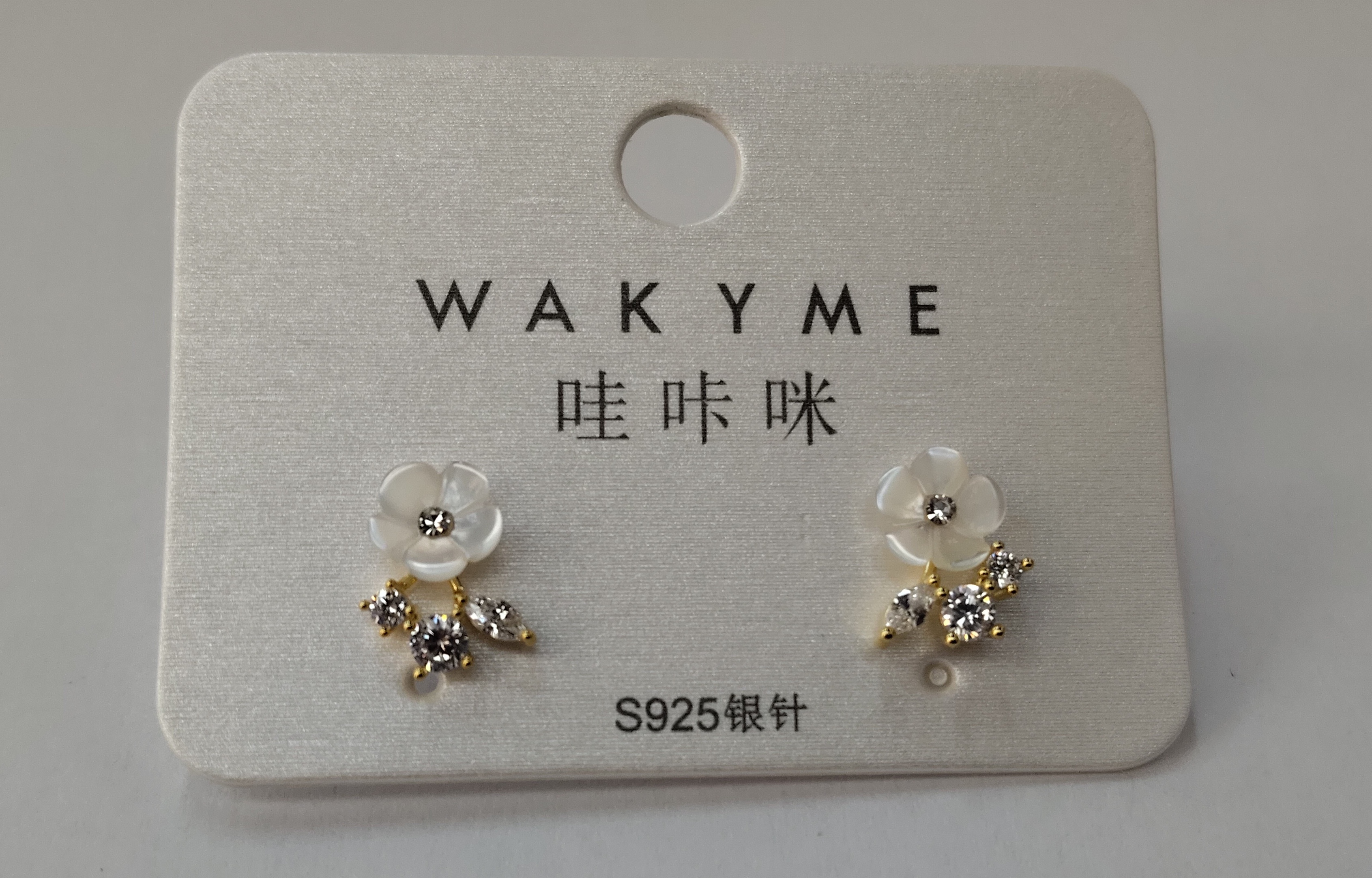 Waka Mi 2025 New cherry blossom ear studs, S925 silver needle, exquisite flower design, sparkling crystal diamond embellishments, elegant and fashionable. Item Picture