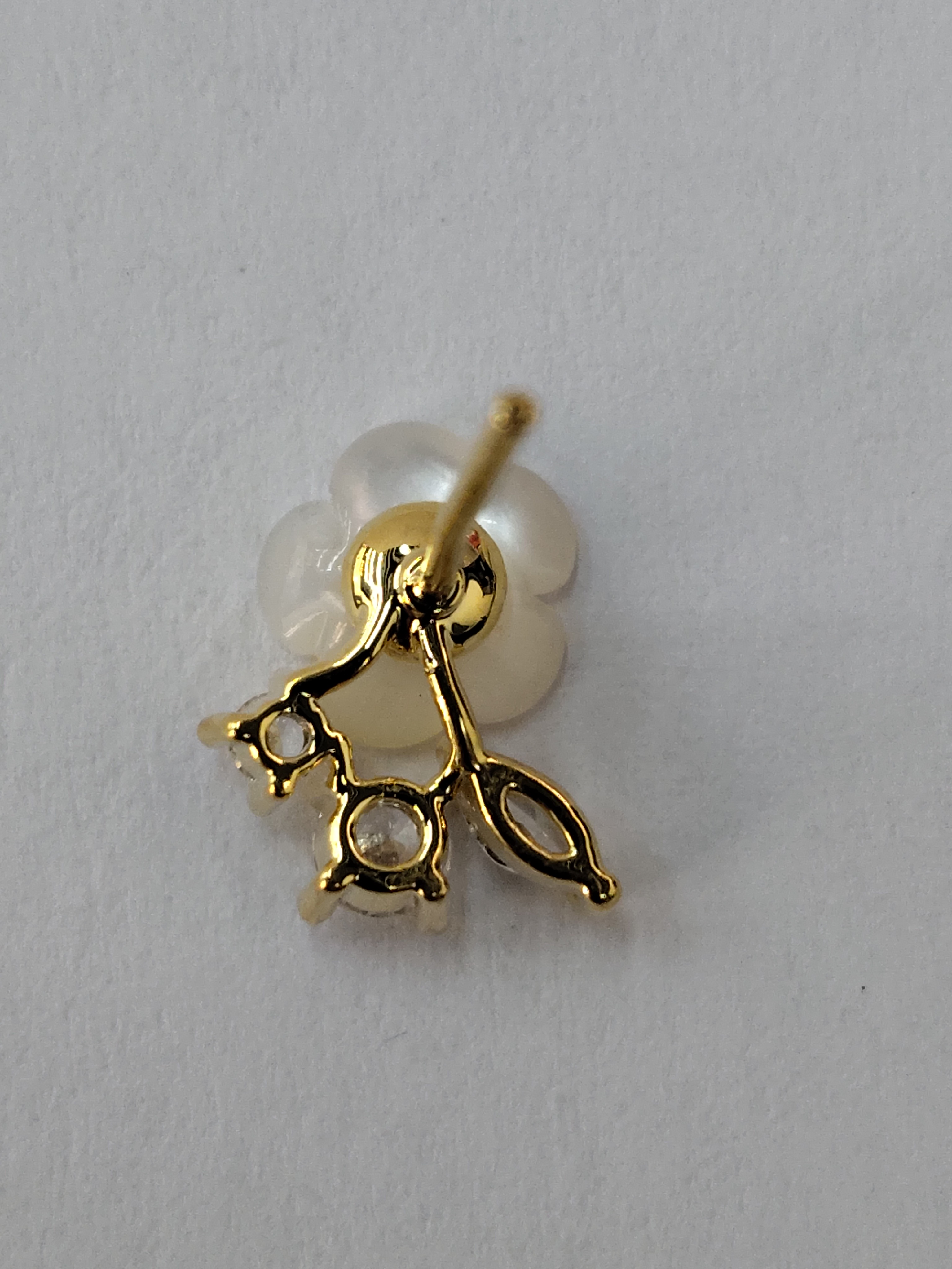 Waka Mi 2025 New cherry blossom ear studs, S925 silver needle, exquisite flower design, sparkling crystal diamond embellishments, elegant and fashionable. Application Scenario