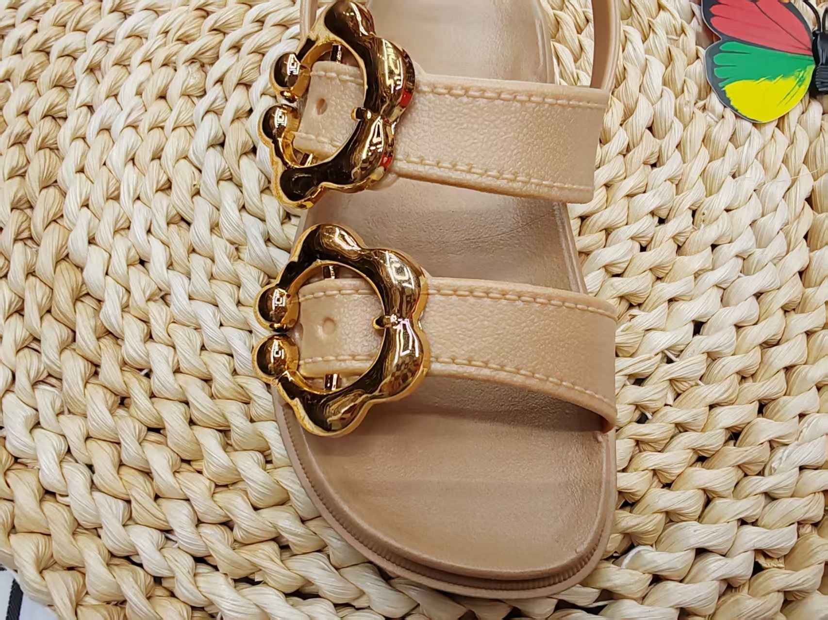 2025 Children's summer Fashion simple flat one-button children's sandals Application Scenario