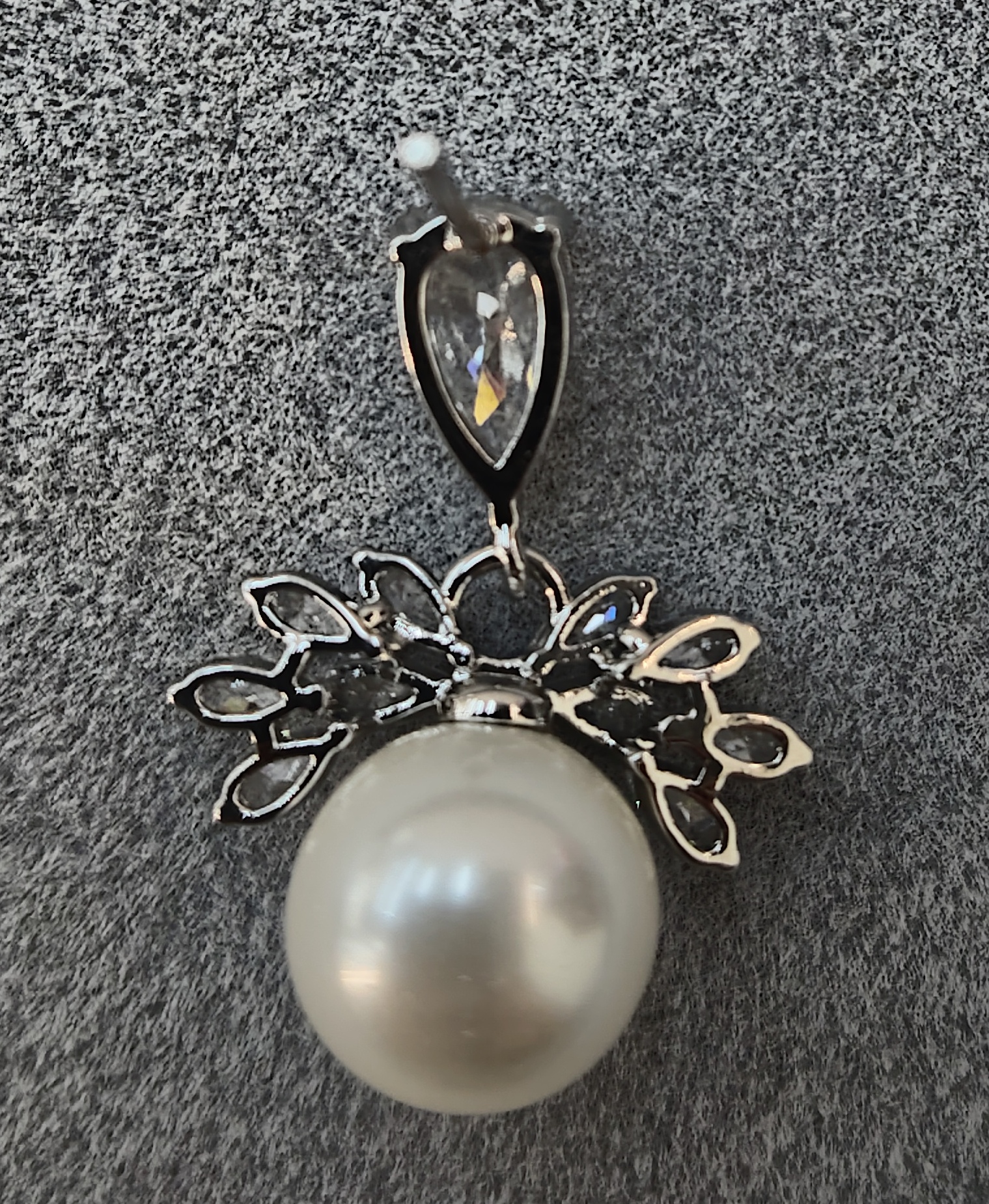 2025 Waka Mi Pearl Earrings, S925 silver inlaid, elegant design, fashionable and versatile, simple and grand Application Scenario