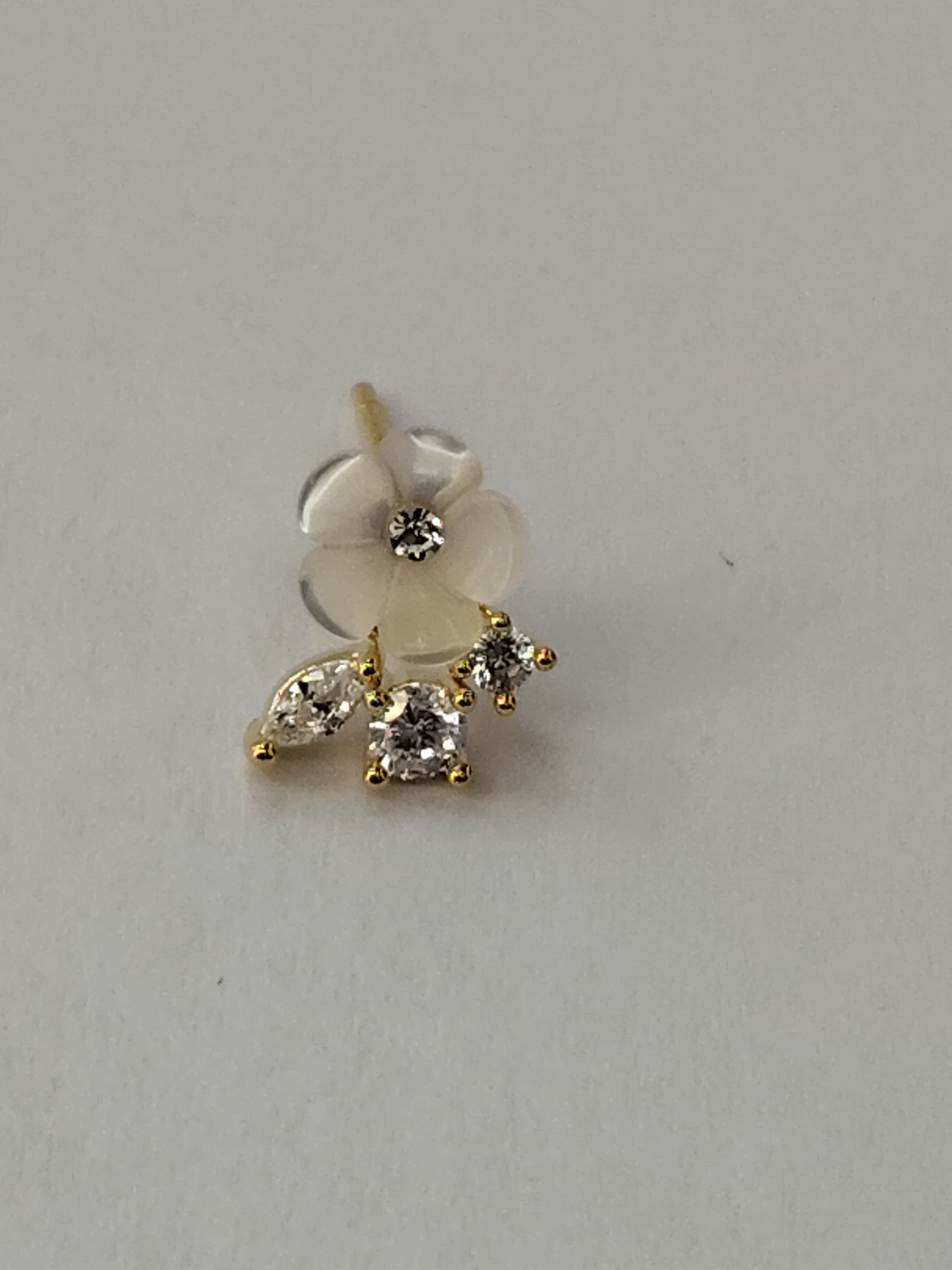 Waka Mi 2025 New cherry blossom ear studs, S925 silver needle, exquisite flower design, sparkling crystal diamond embellishments, elegant and fashionable. details Picture