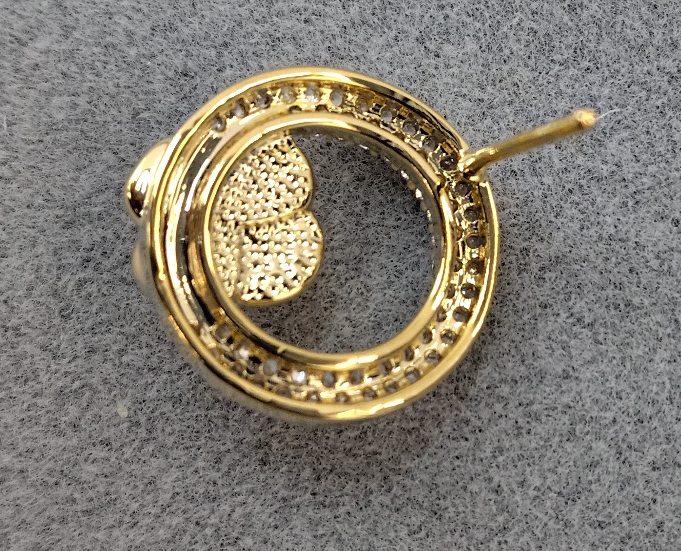 Waka Mi 2025 new ear studs, S925 silver needle, black and gold color, inlaid with pearls and zircon, fashionable and elegant. Application Scenario