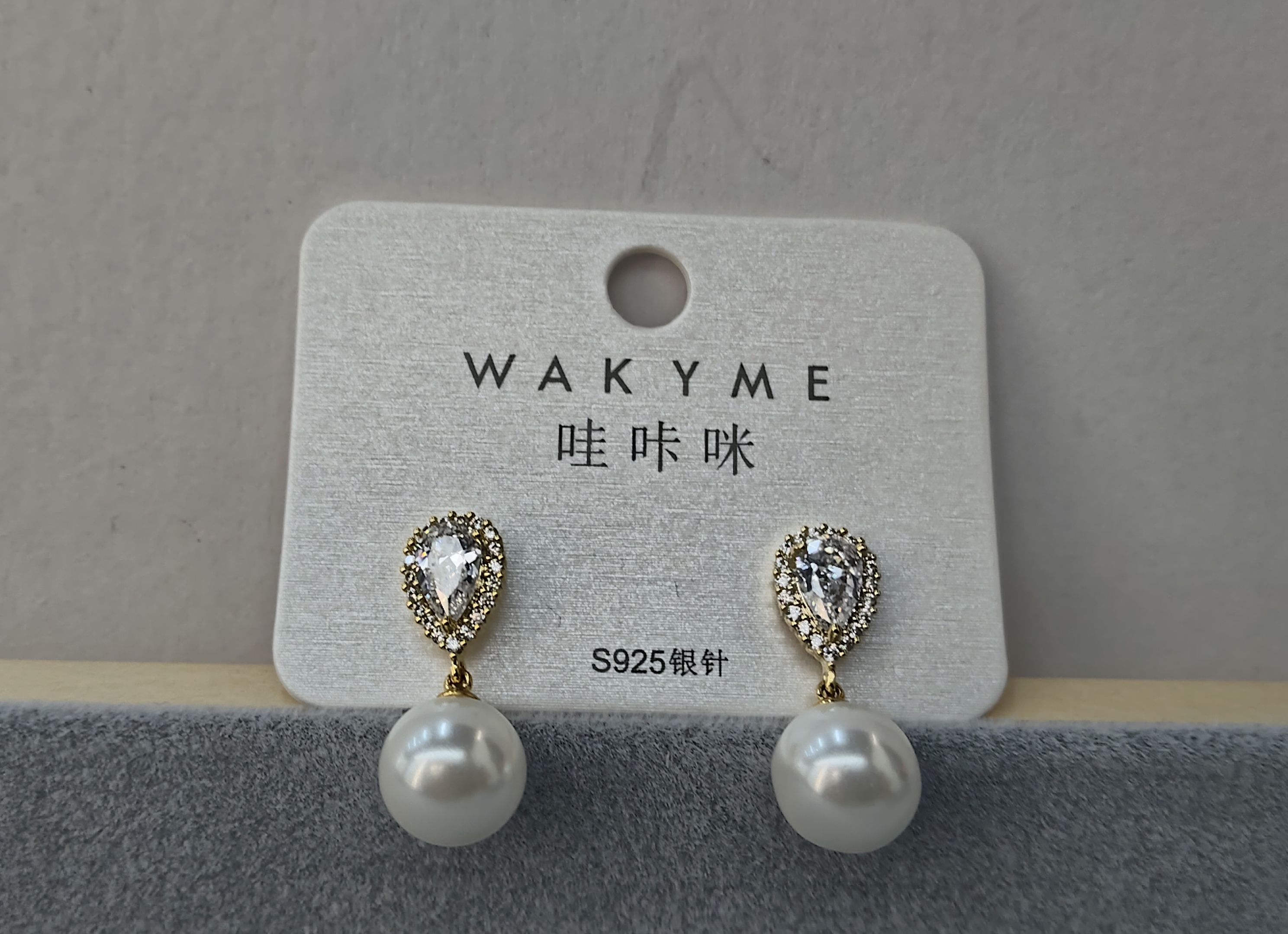 Waka Mi 2025 pearl earrings, S925 silver needle, elegant water drop diamond decoration, classic and versatile, highlighting the gentle and graceful temperament of women. Item Picture