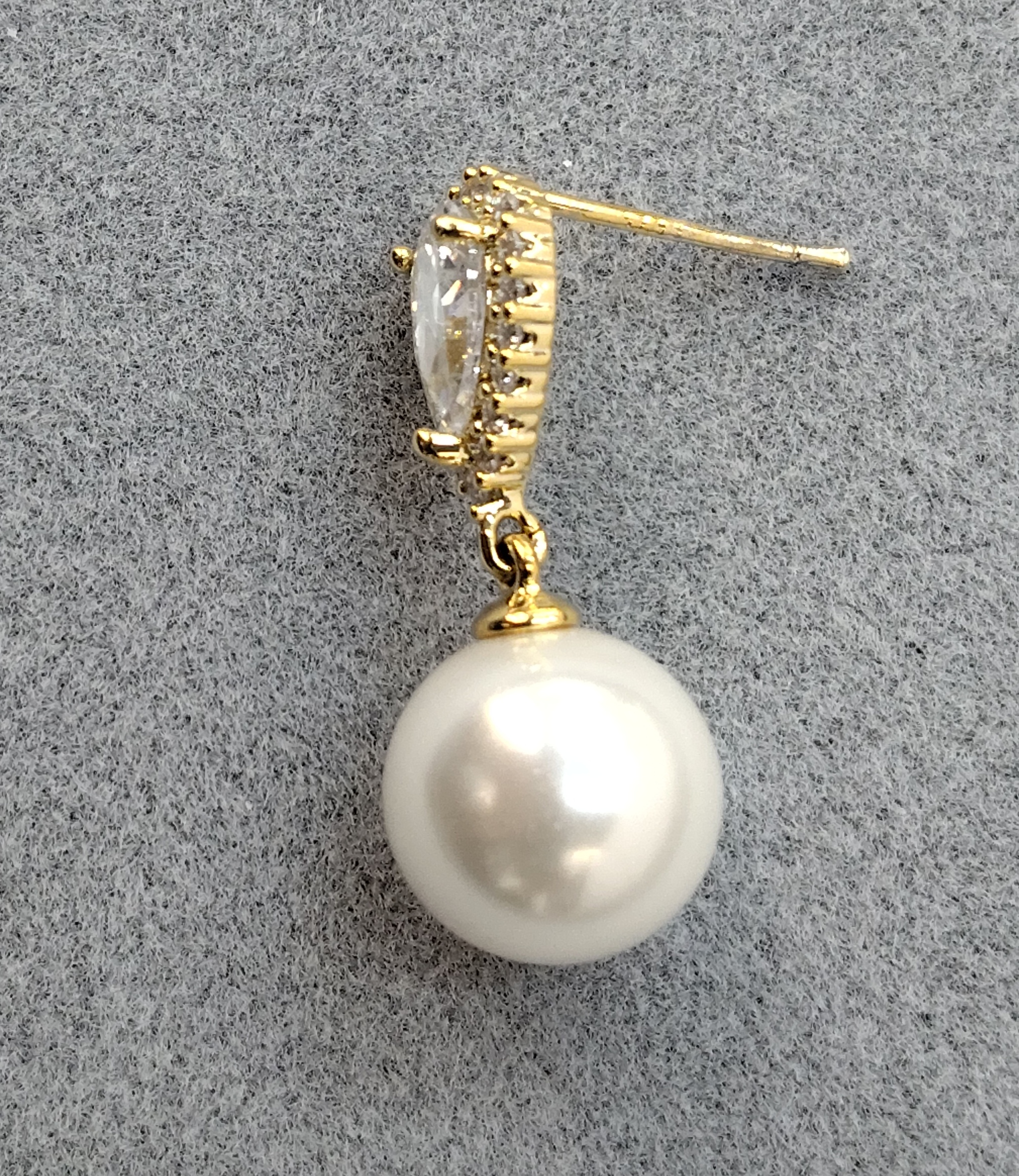 Waka Mi 2025 pearl earrings, S925 silver needle, elegant water drop diamond decoration, classic and versatile, highlighting the gentle and graceful temperament of women. Specification image