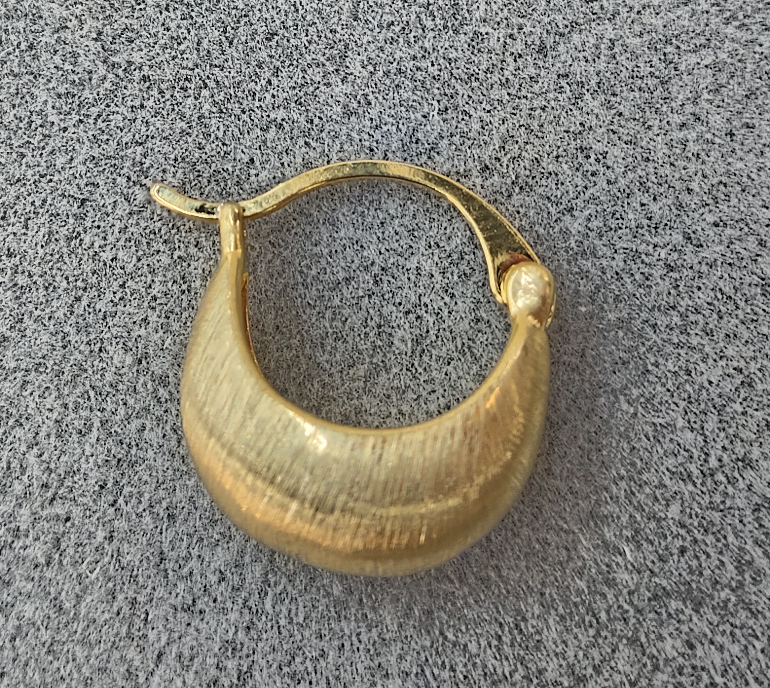 The new Waka Mi golden ear buckles are engraved with the English words "MIUMIU", and their simple design exudes a unique charm Application Scenario