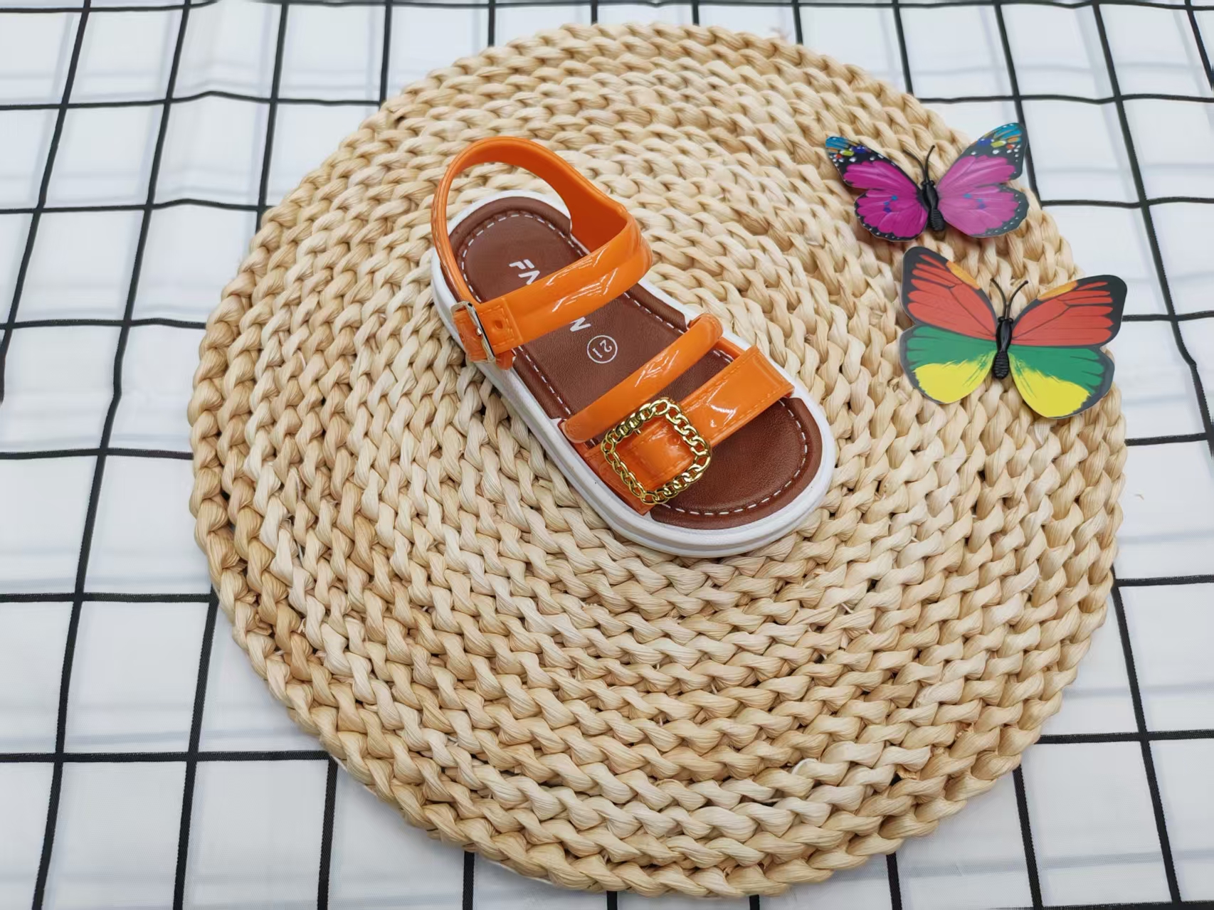 2025 Children's open-toe style Summer new fashion flat children's sandals details Picture